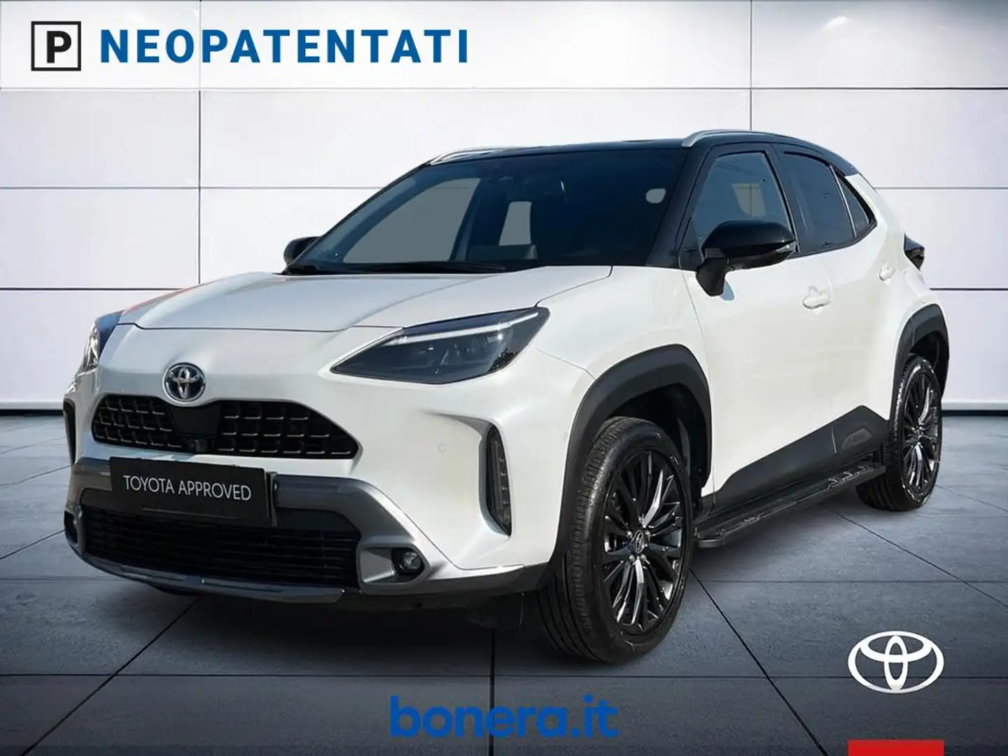 Toyota Yaris Cross 1.5h Adventure awd-i 116cv e-cvt Bianco - 1