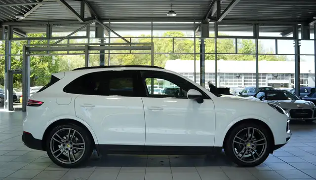 Porsche Cayenne view 8