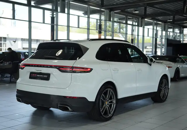 Porsche Cayenne view 9
