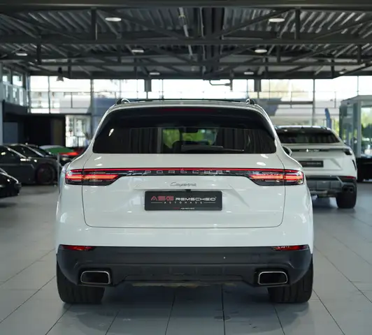 Porsche Cayenne view 11