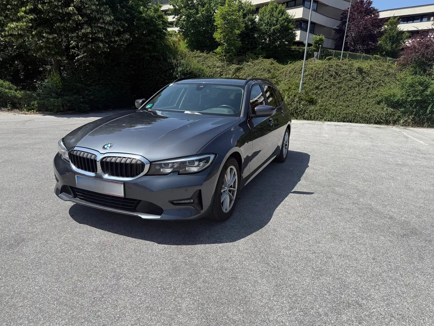 BMW 320 320d xDrive Touring Aut. Grau - 1