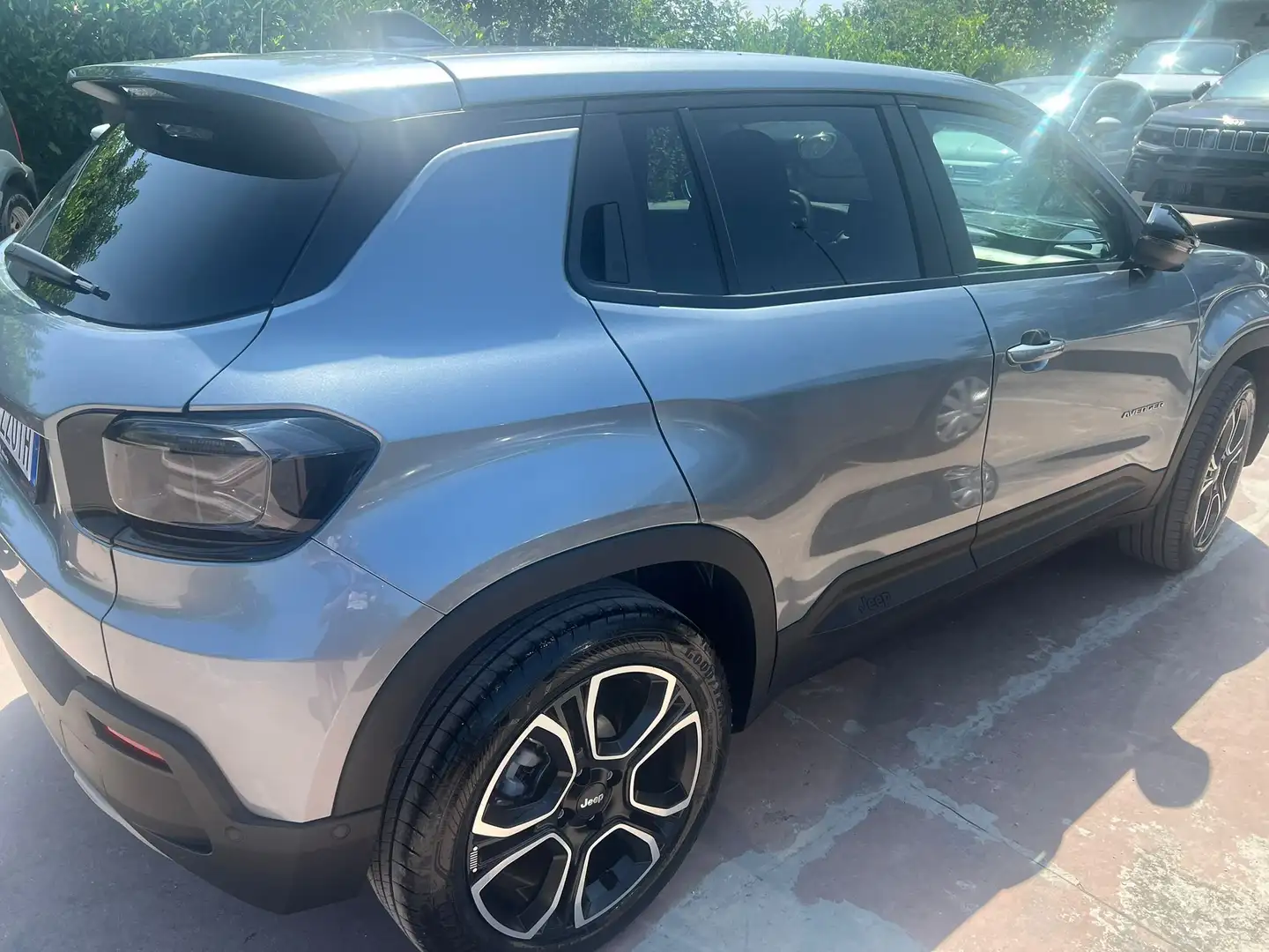 Jeep Avenger 1200 MHEV Summit 101cv AUTOM. Gris - 2