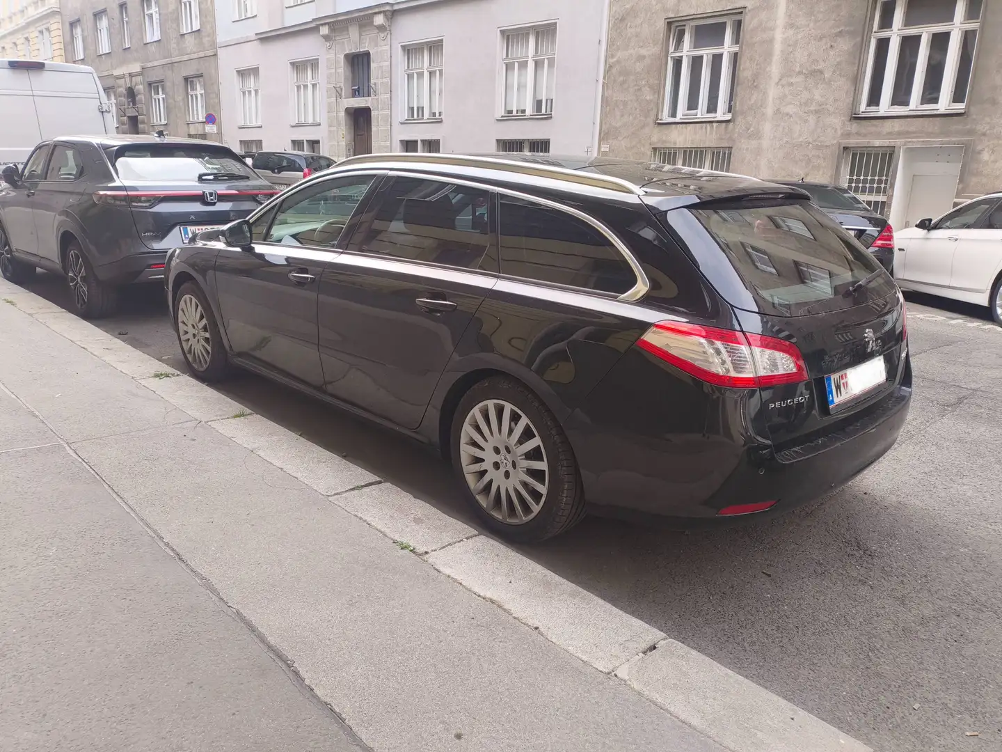 Peugeot 508 508 SW 1,6 e-HDI ASG6 Active Active Schwarz - 1