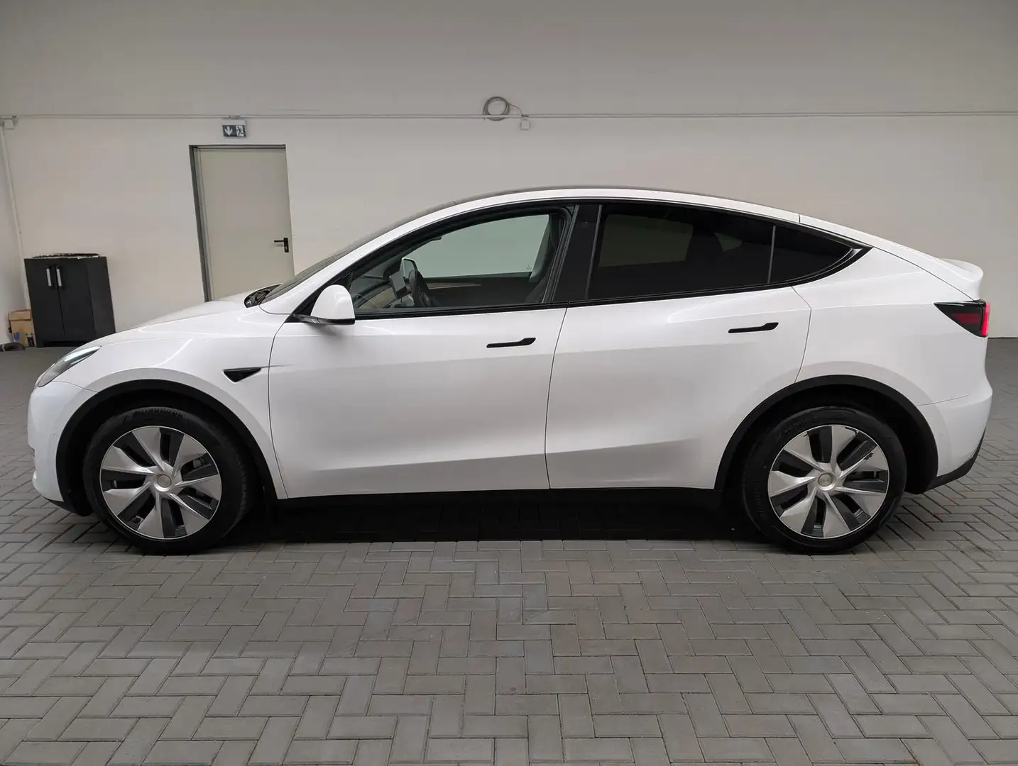 Tesla Model Y Long Range AWD LED/Navi/Pano/4xSHZ/19-LM Weiß - 2