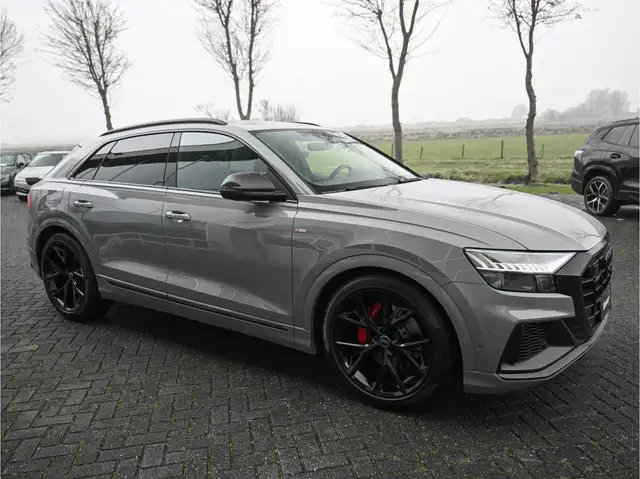 Audi Q8 view 4
