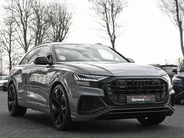 Audi Q8 view 12