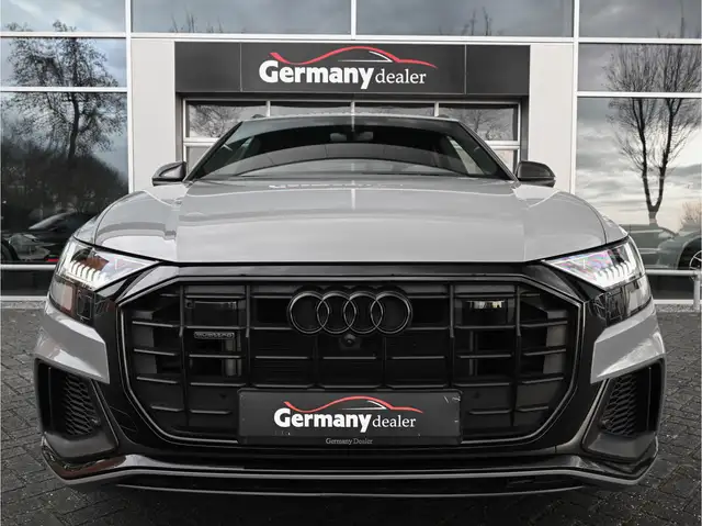 Audi Q8 view 8