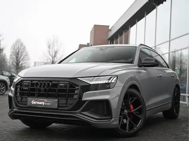 Audi Q8 view 10