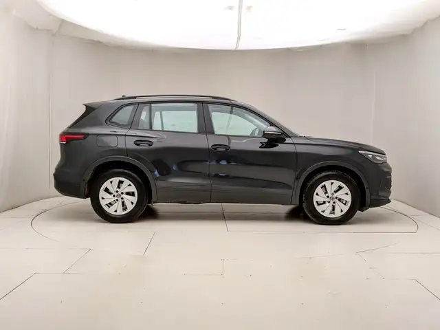 Volkswagen Tiguan view 2