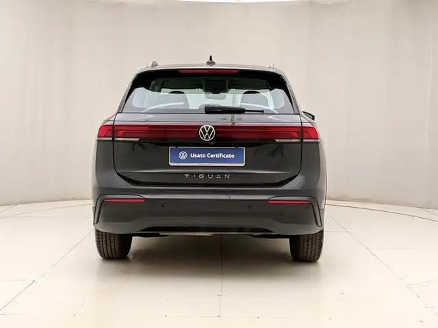 Volkswagen Tiguan view 4
