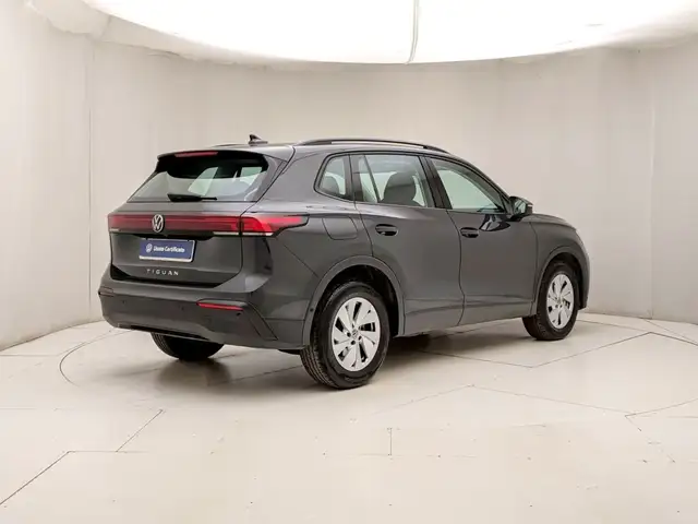 Volkswagen Tiguan view 3