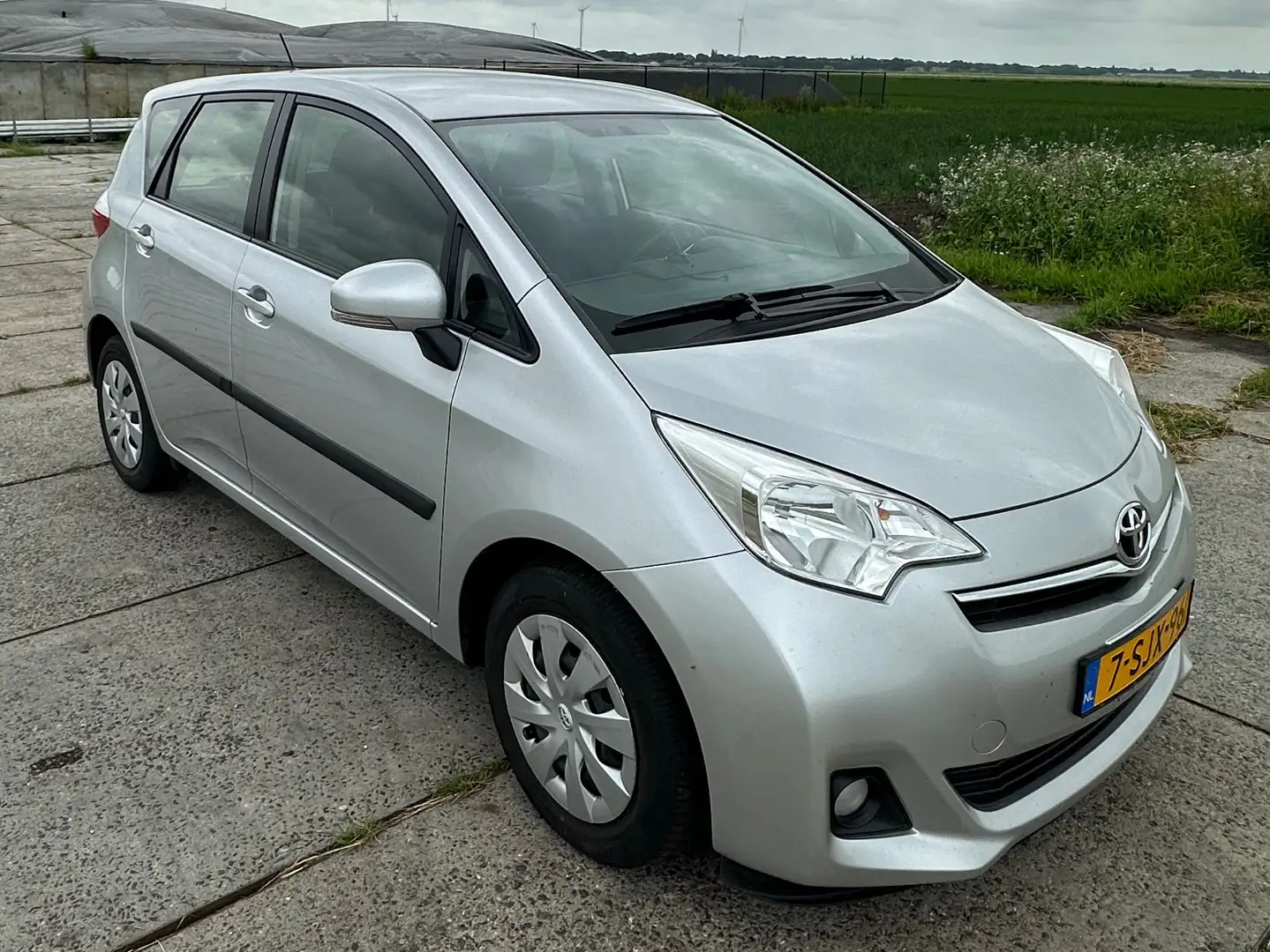 Toyota Verso-S Verso-S 1.3 VVT-i Aspiration Grijs - 2