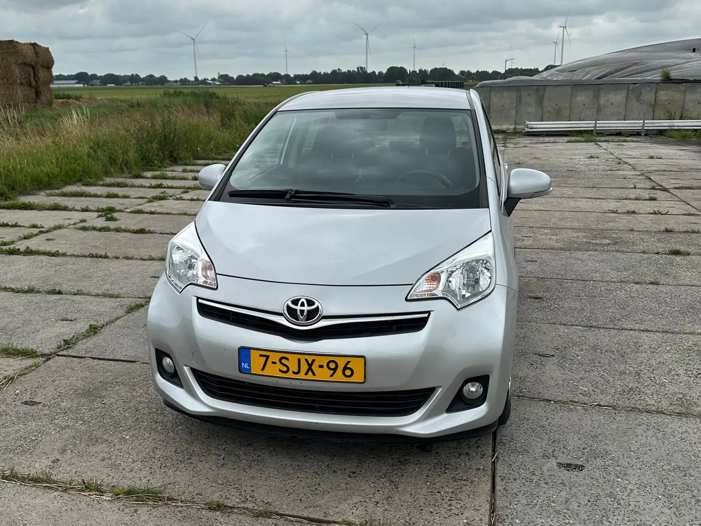 Toyota Verso-S Verso-S 1.3 VVT-i Aspiration Grijs - 1