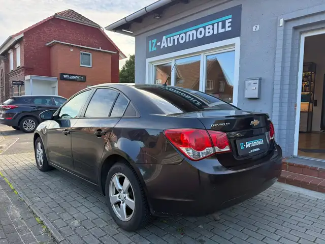 Chevrolet Cruze view 8