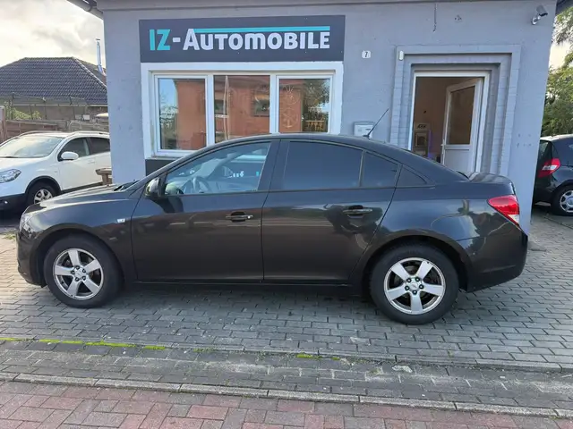 Chevrolet Cruze view 9