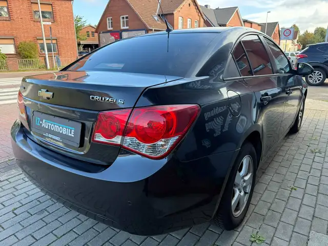 Chevrolet Cruze view 5