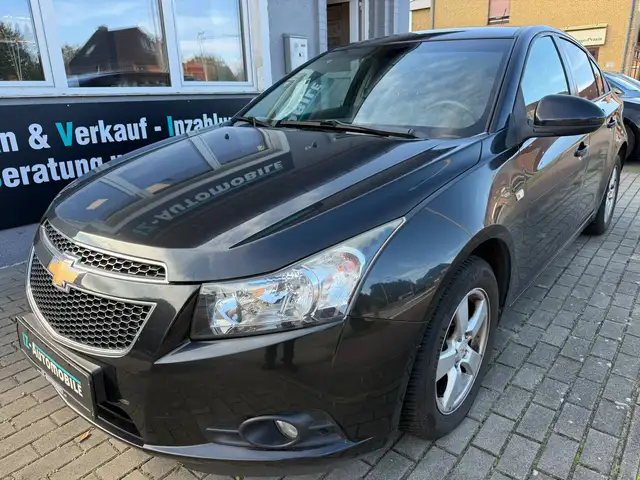 Chevrolet Cruze view 2