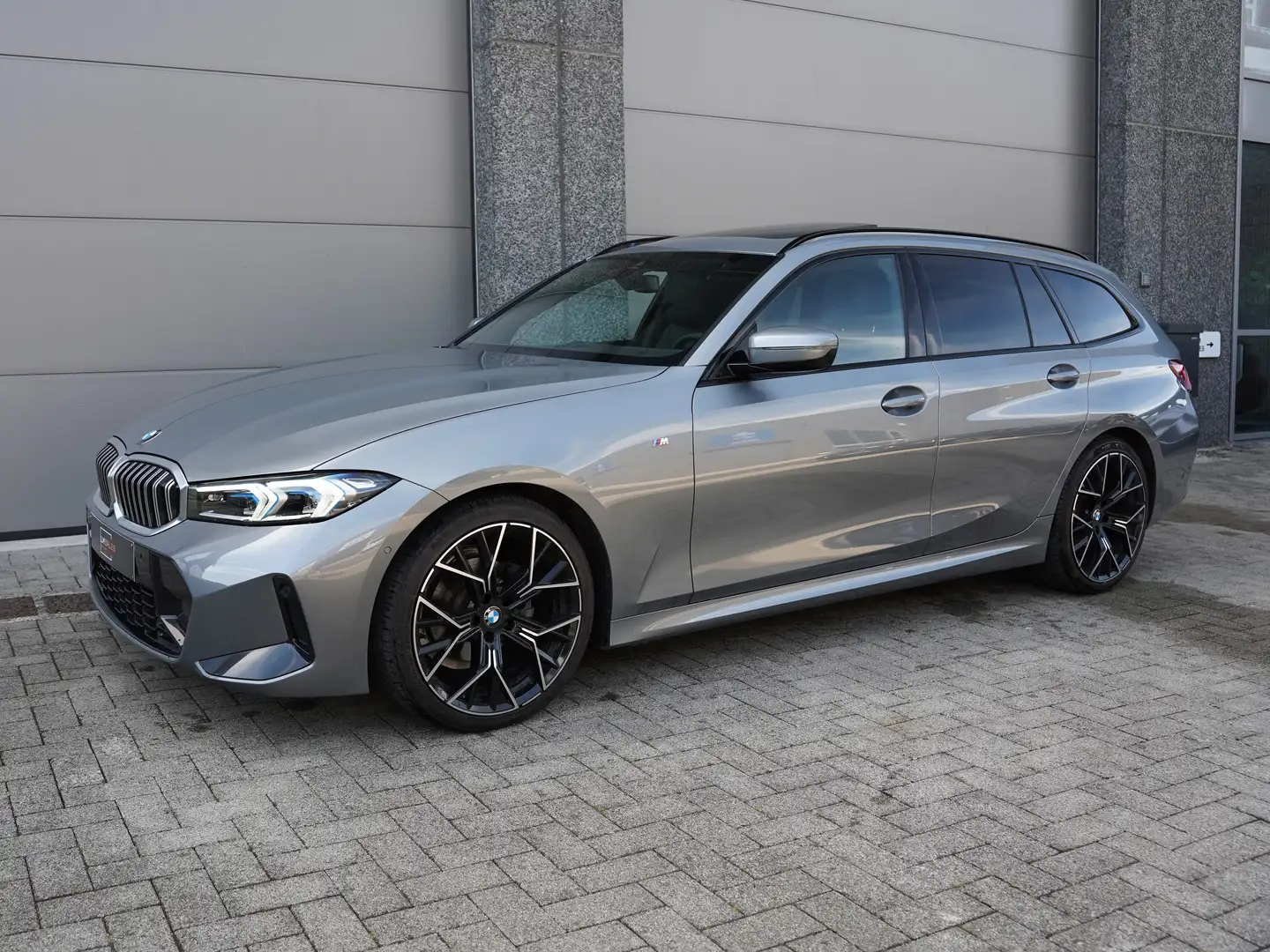 BMW 316 316*M SPORT/PANO/CAM/ADAPTIVE LED/KEYLES/ACC* Grijs - 2