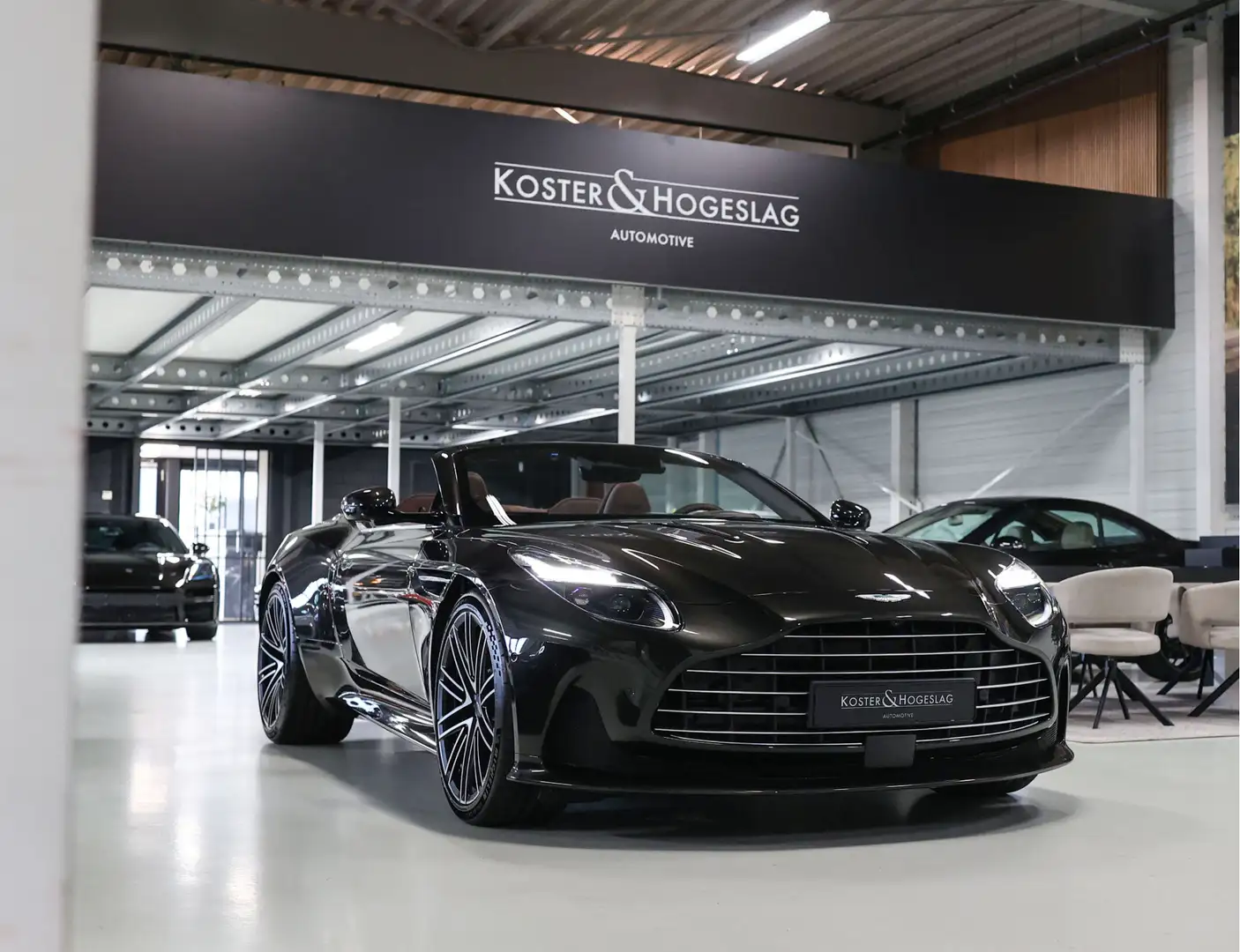 Aston Martin DB12 Volante 4.0 V8 *Minotaur Green*Havana Tan* Groen - 1