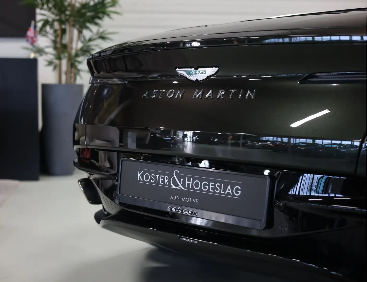 Aston Martin DB12 Volante 4.0 V8 *Minotaur Green*Havana Tan* Groen - 2