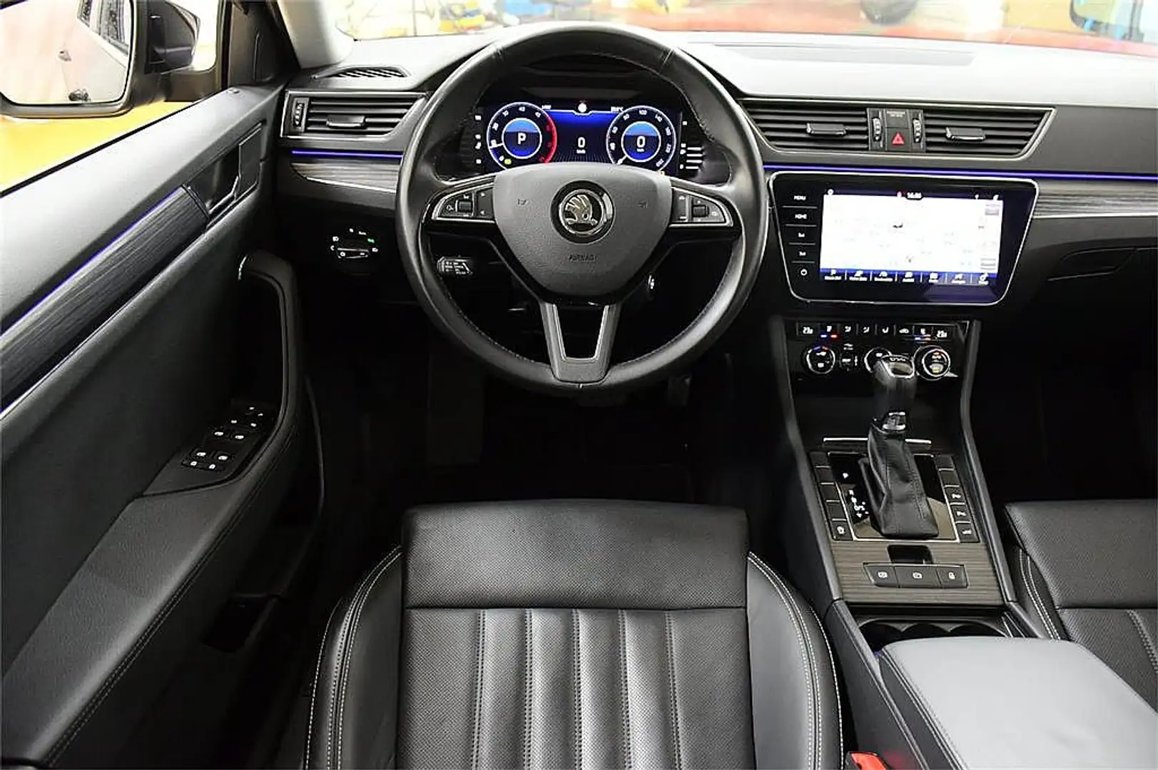 Skoda Superb Kombi 2,0 TDI Style DSG Schwarz - 2
