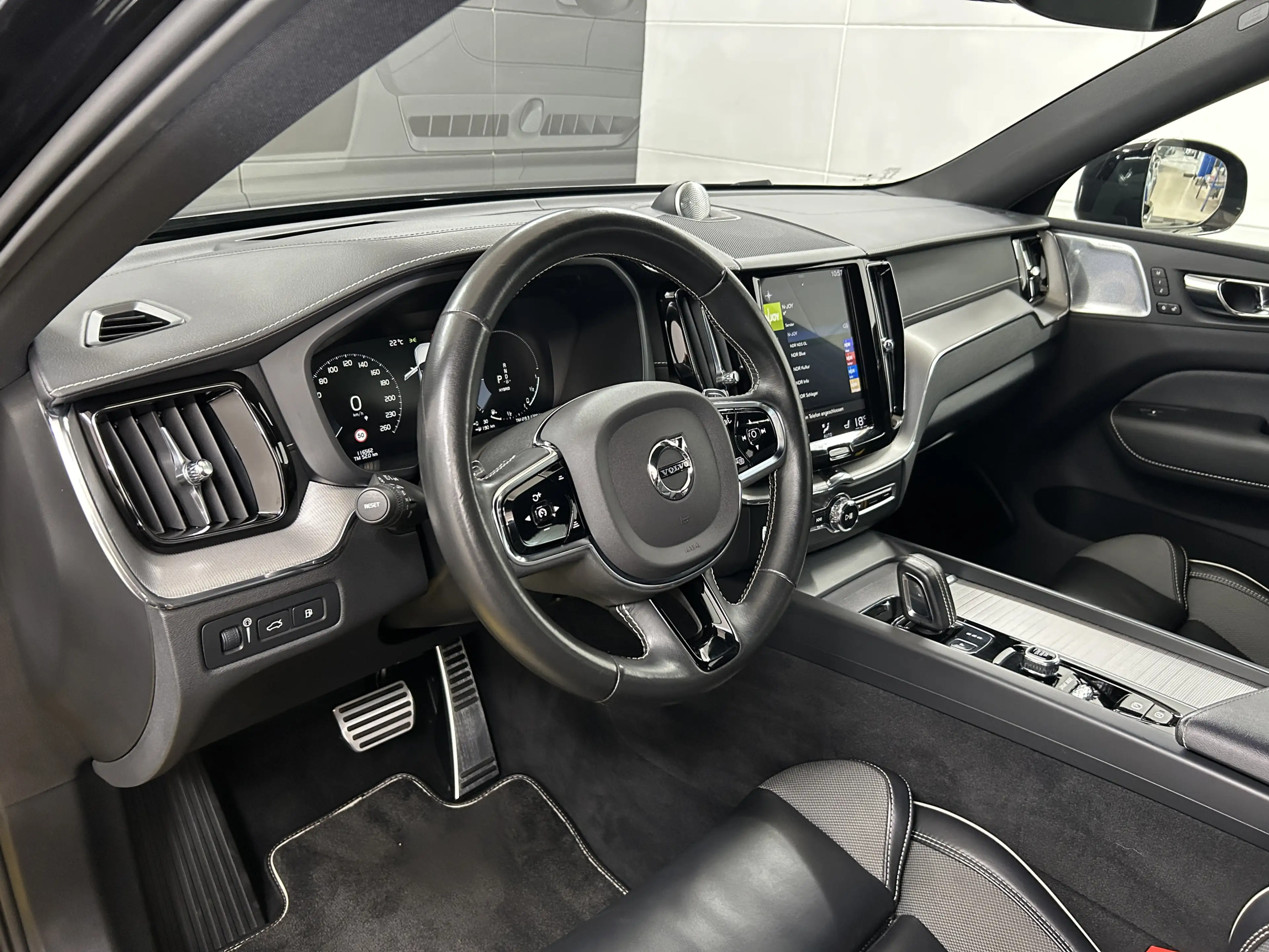 Volvo XC60 T8 AWD Polestar Engineered+B&W+22 Zoll+HUD — photo 8