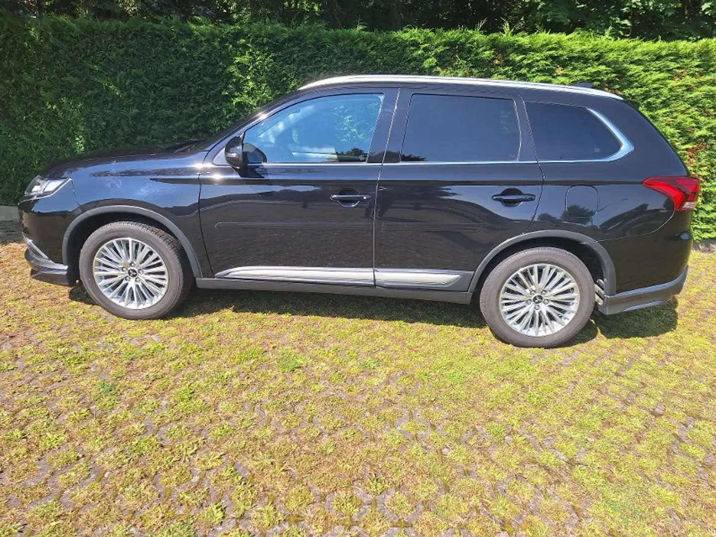 Mitsubishi Outlander Edition 100 2.0 MIVEC ClearTec 2WD CVT Schwarz - 2
