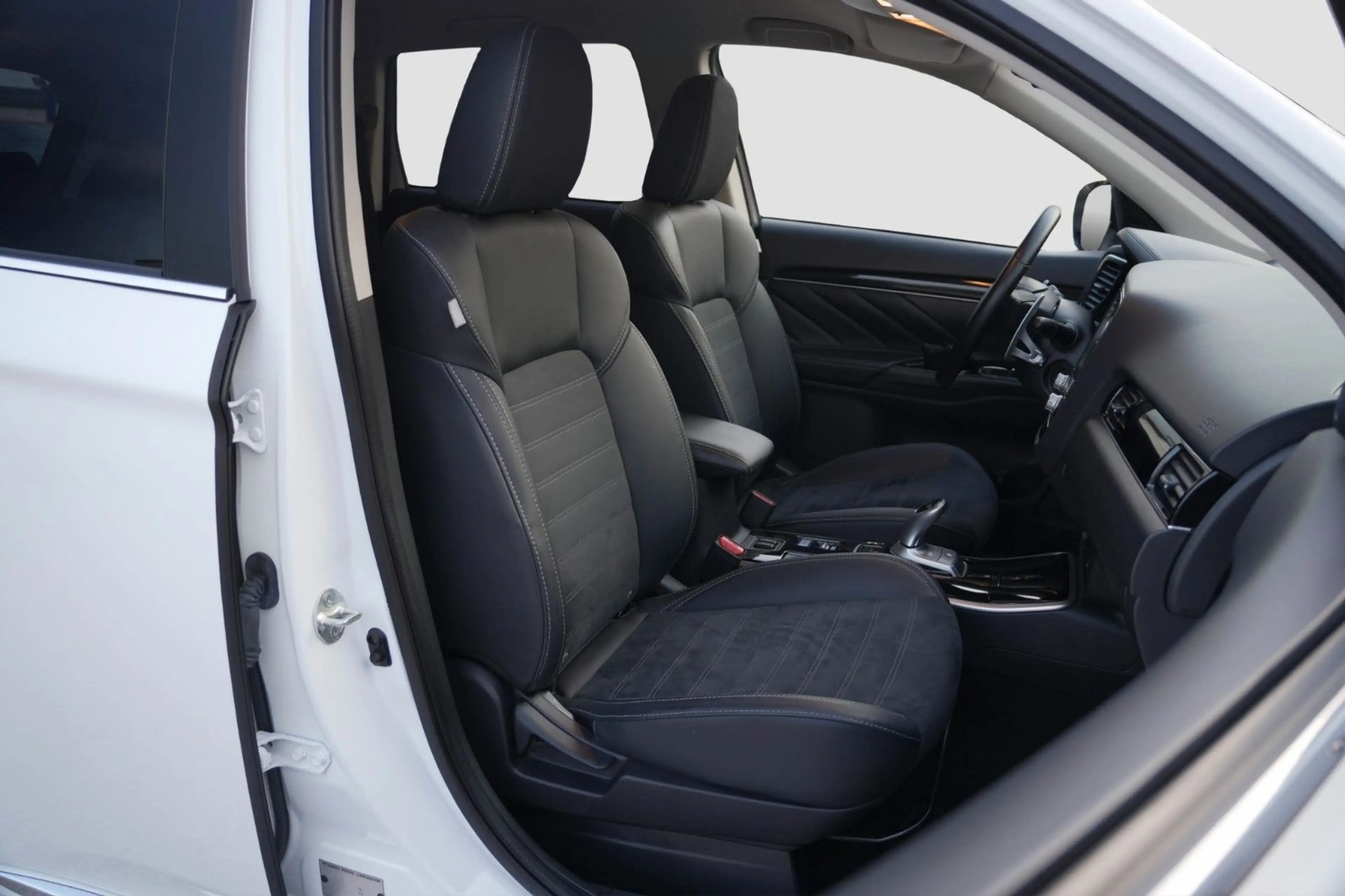 Mitsubishi Outlander PHEV Basis Spirit 4WD/360°K/1 HAND — photo 15