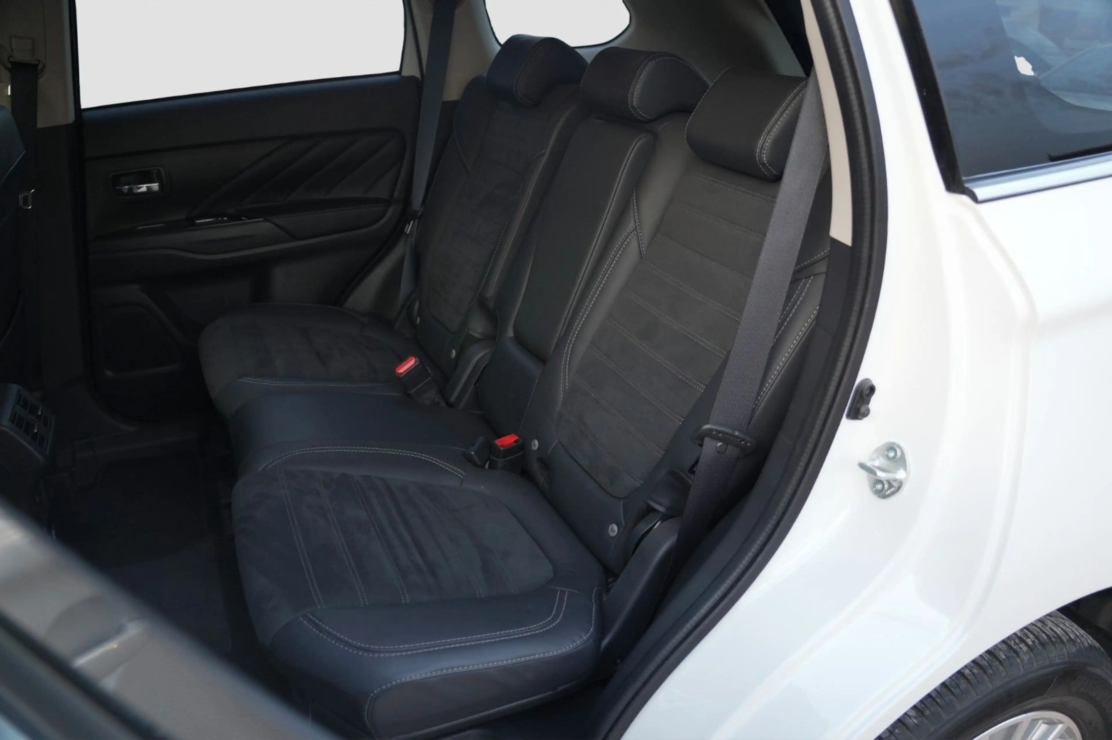 Mitsubishi Outlander PHEV Basis Spirit 4WD/360°K/1 HAND — photo 12