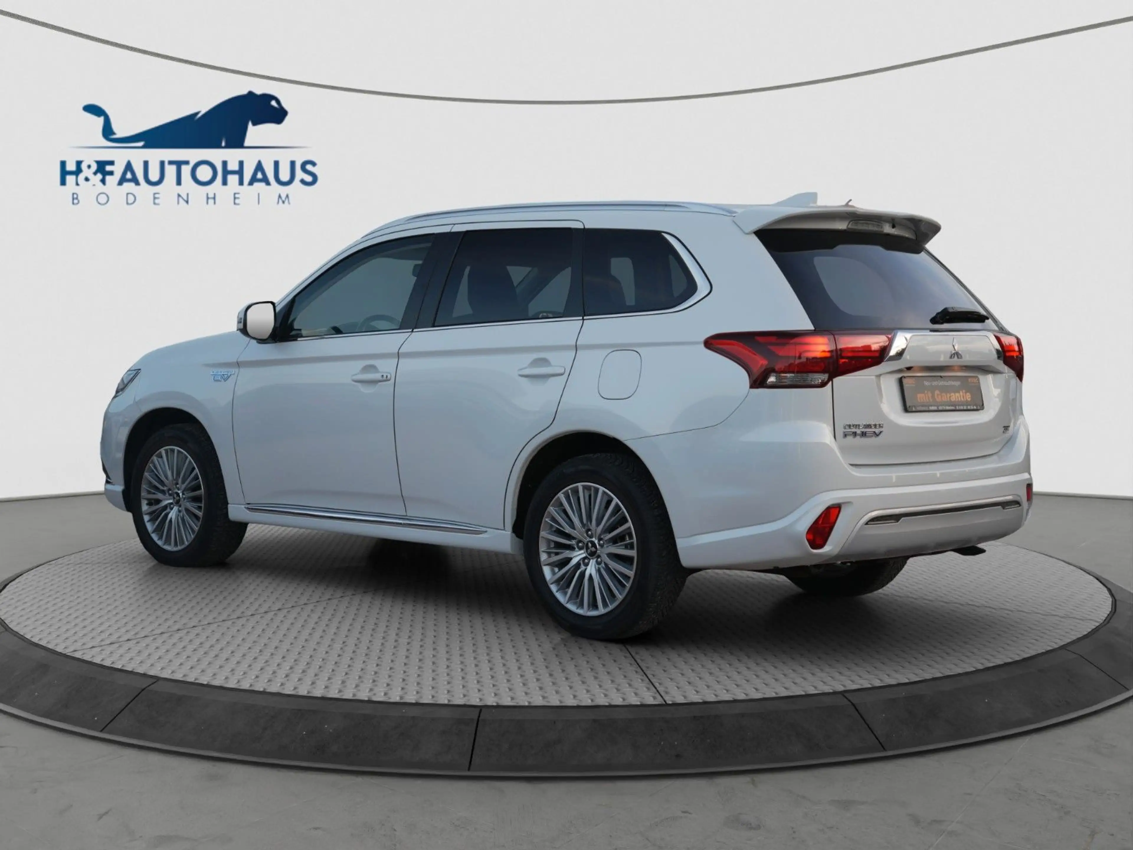Mitsubishi Outlander PHEV Basis Spirit 4WD/360°K/1 HAND — photo 4