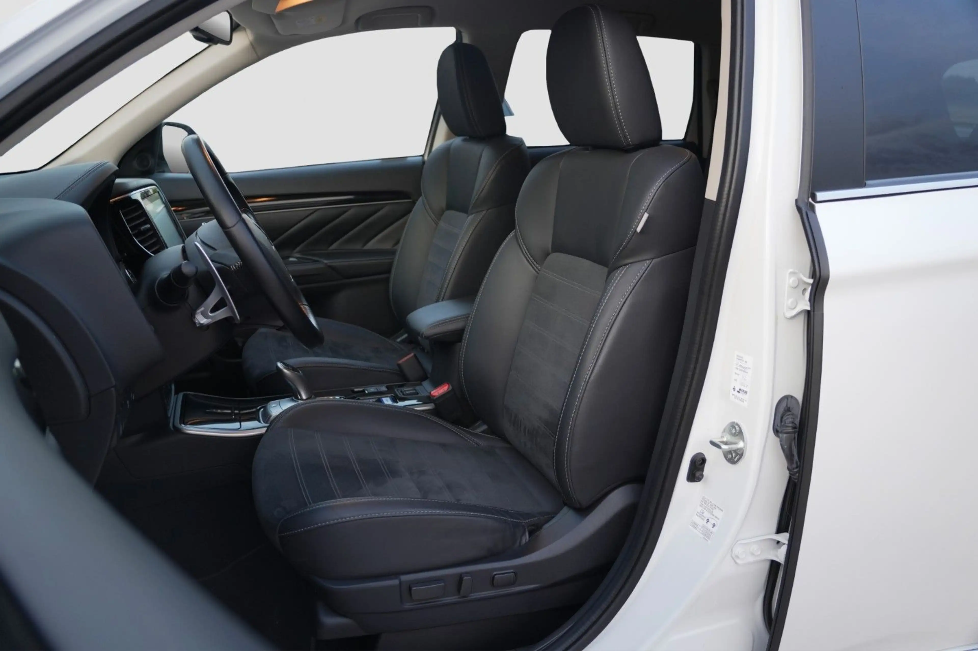Mitsubishi Outlander PHEV Basis Spirit 4WD/360°K/1 HAND — photo 11