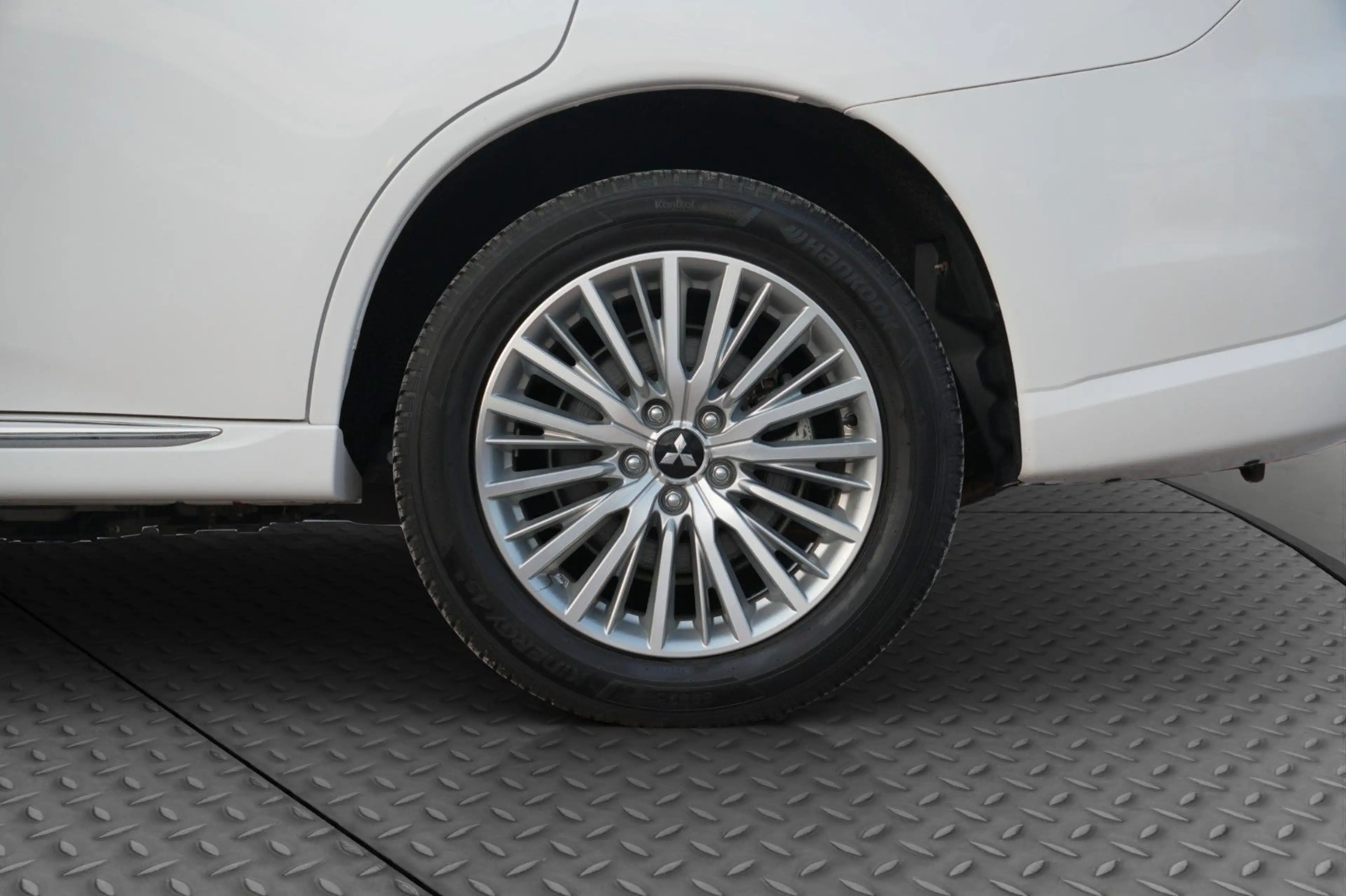 Mitsubishi Outlander PHEV Basis Spirit 4WD/360°K/1 HAND — photo 32
