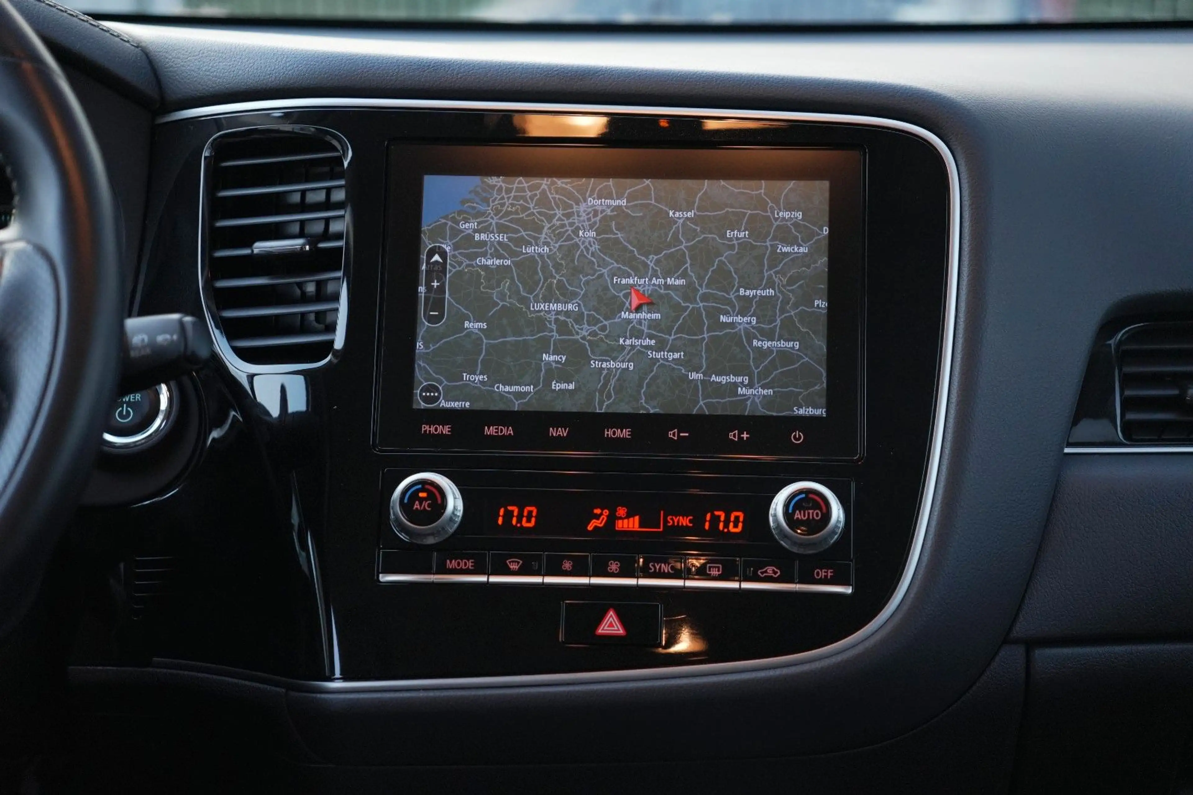 Mitsubishi Outlander PHEV Basis Spirit 4WD/360°K/1 HAND — photo 18