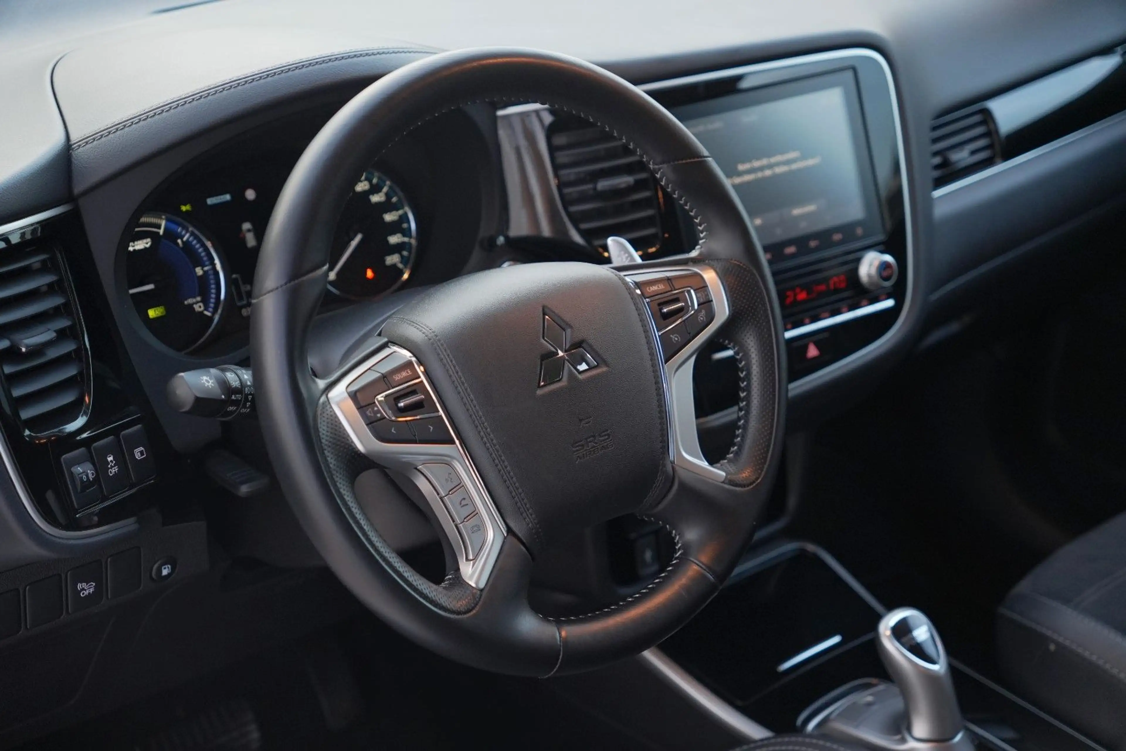 Mitsubishi Outlander PHEV Basis Spirit 4WD/360°K/1 HAND — photo 9