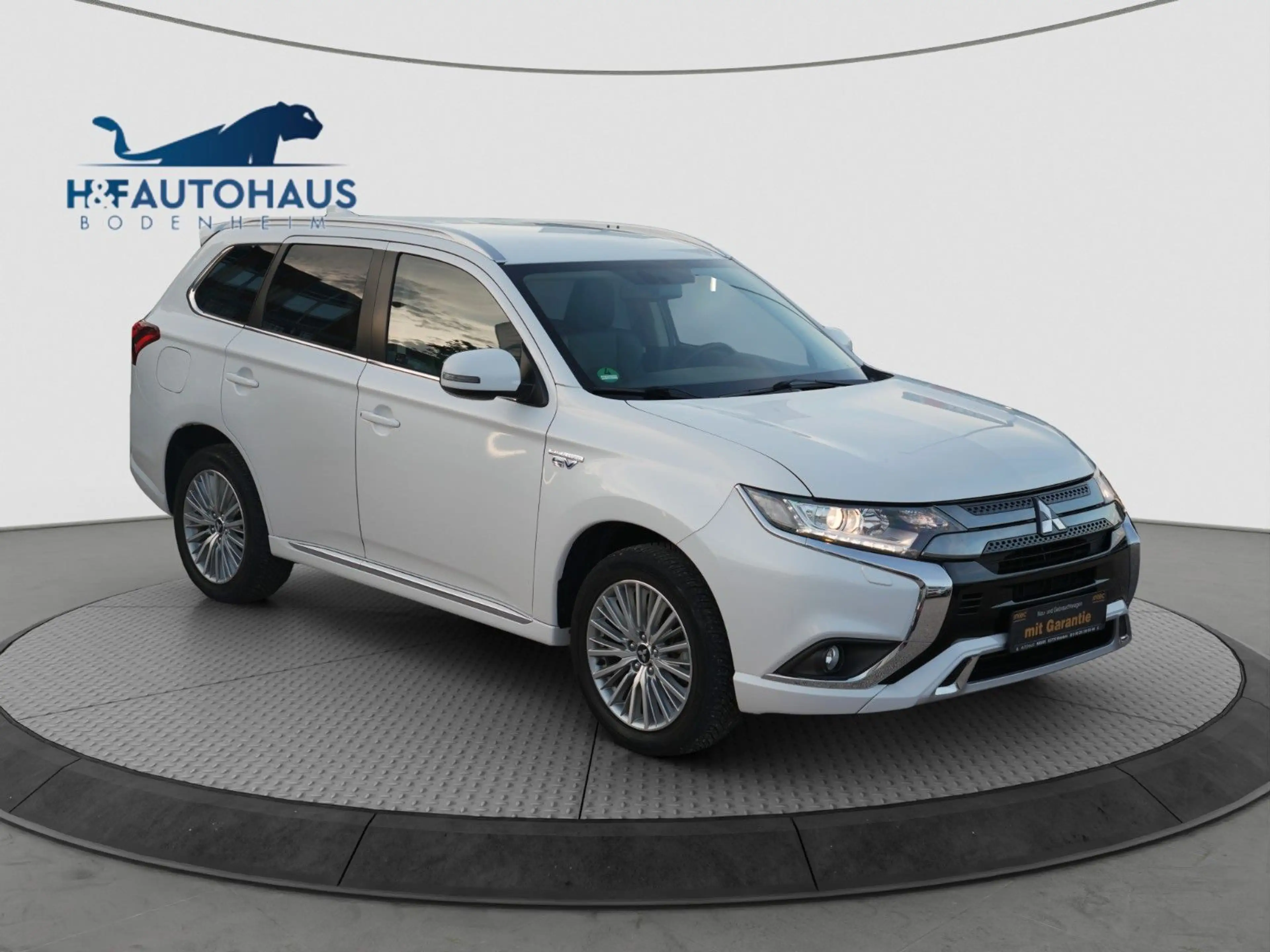 Mitsubishi Outlander PHEV Basis Spirit 4WD/360°K/1 HAND — photo 3