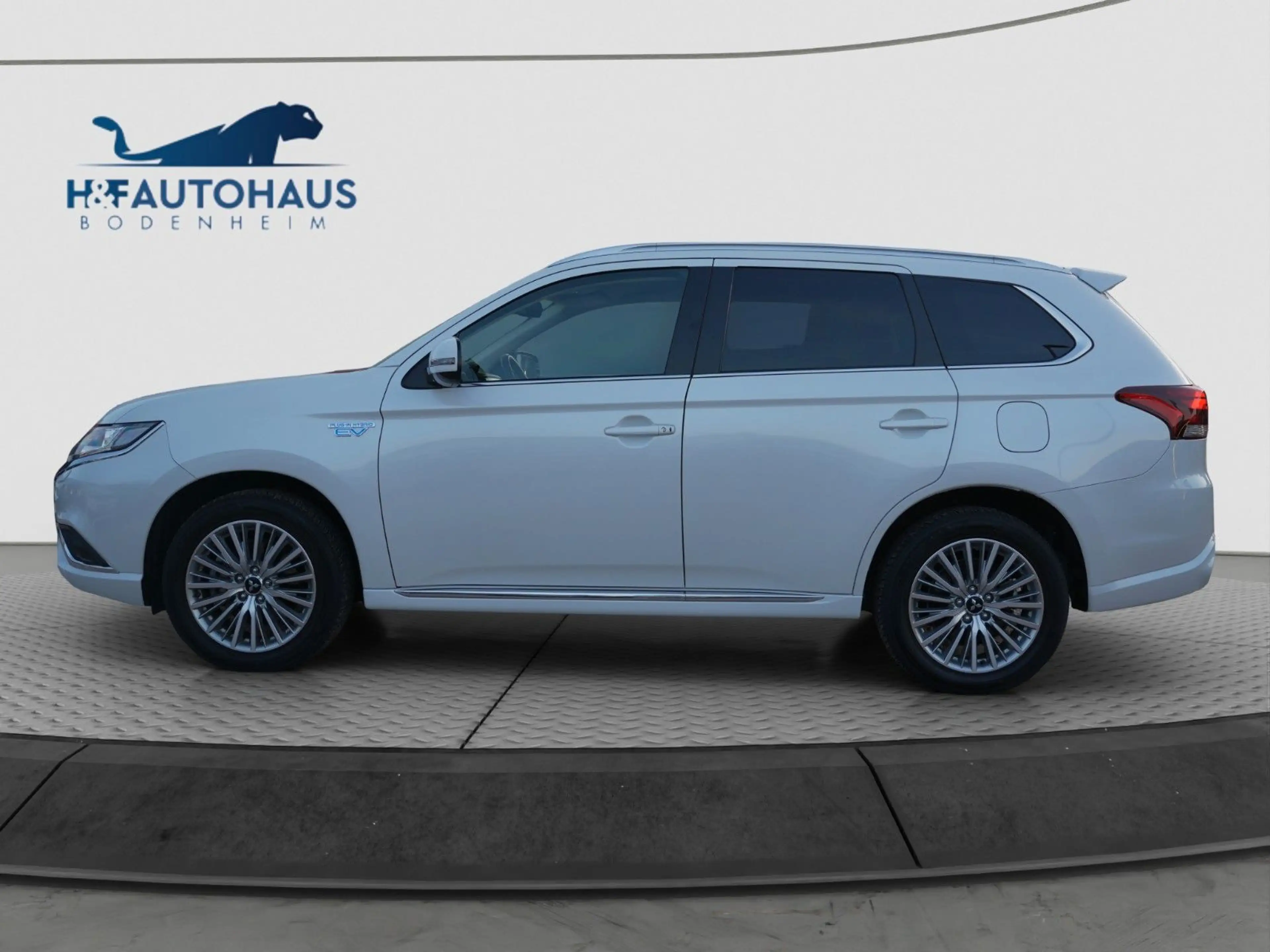 Mitsubishi Outlander PHEV Basis Spirit 4WD/360°K/1 HAND — photo 7