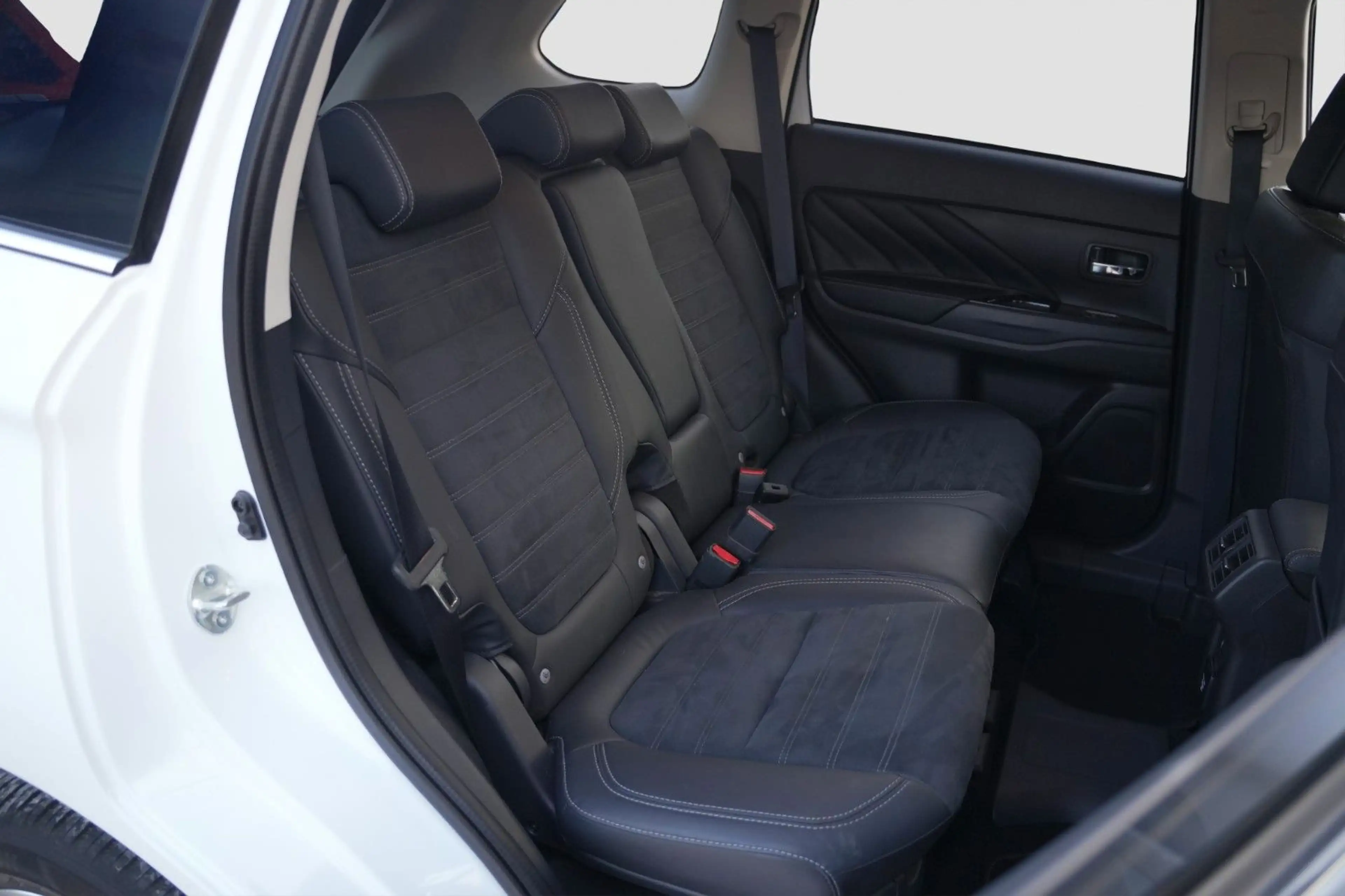 Mitsubishi Outlander PHEV Basis Spirit 4WD/360°K/1 HAND — photo 14