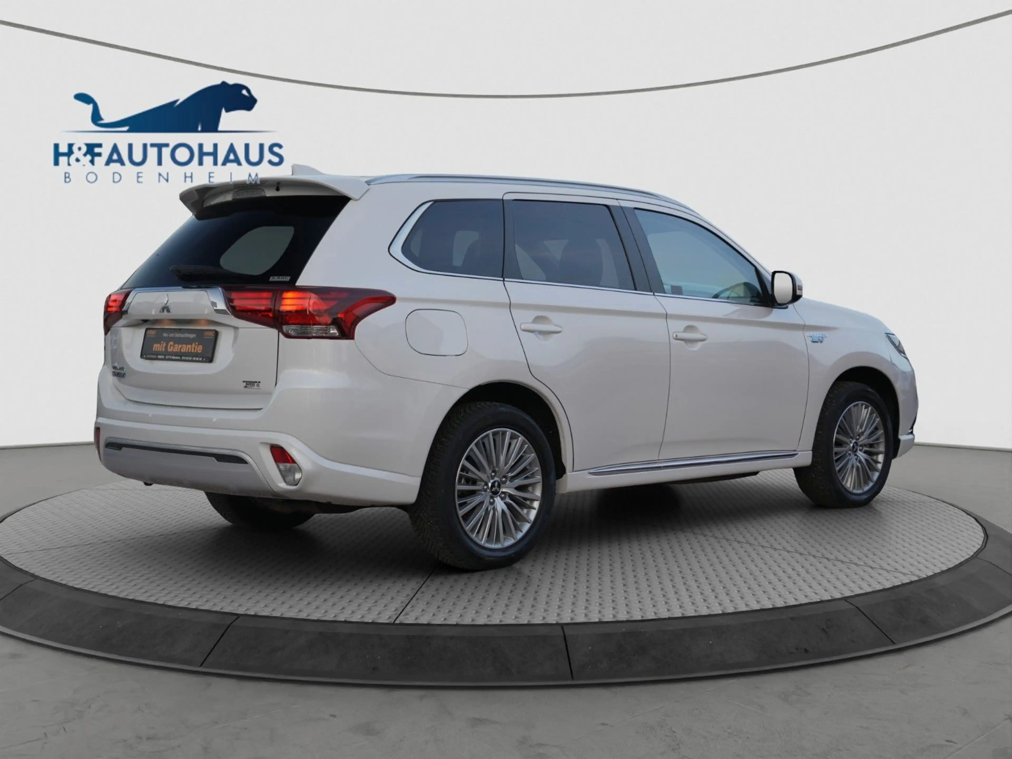 Mitsubishi Outlander PHEV Basis Spirit 4WD/360°K/1 HAND — photo 6