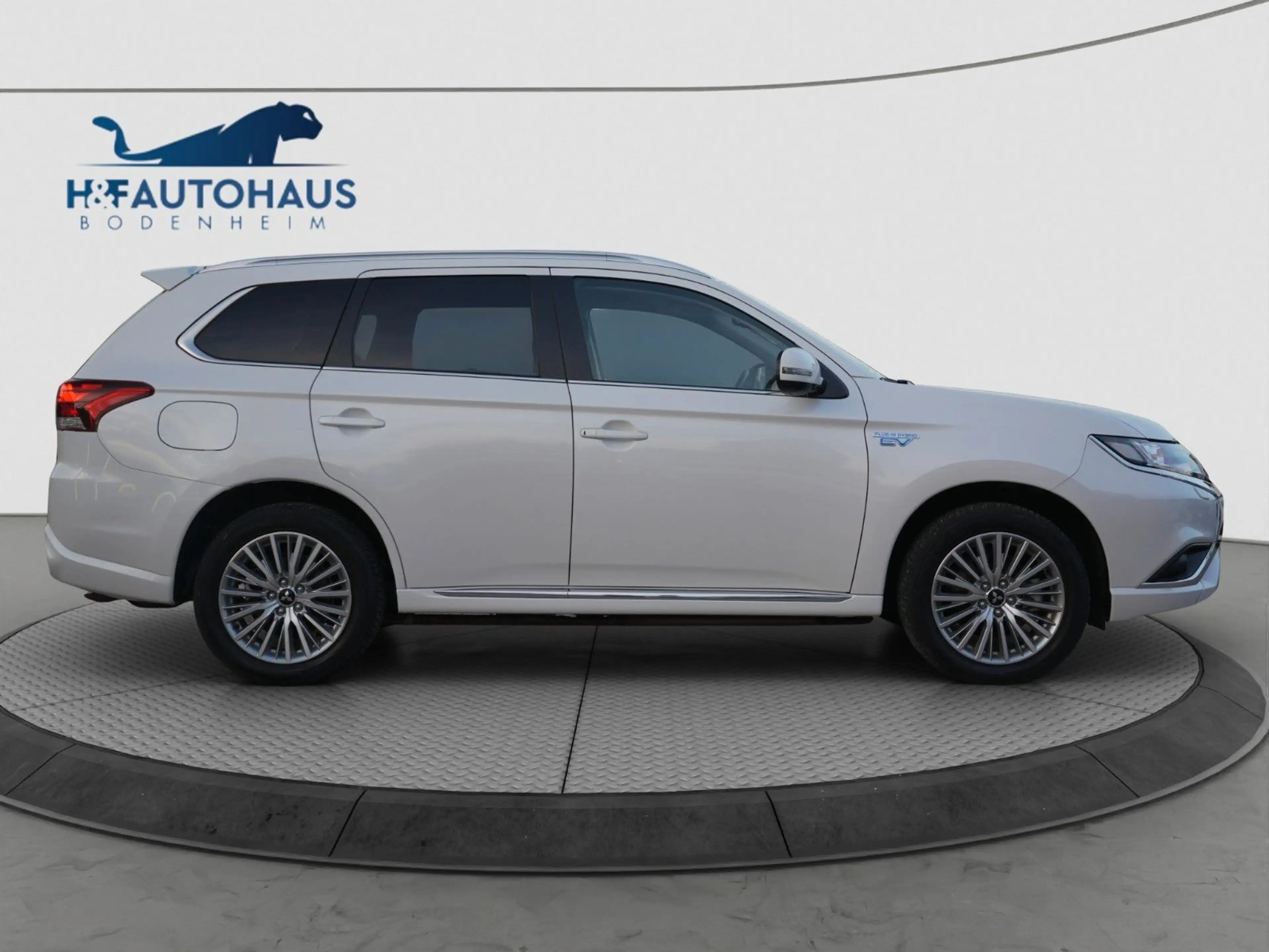 Mitsubishi Outlander PHEV Basis Spirit 4WD/360°K/1 HAND — photo 8