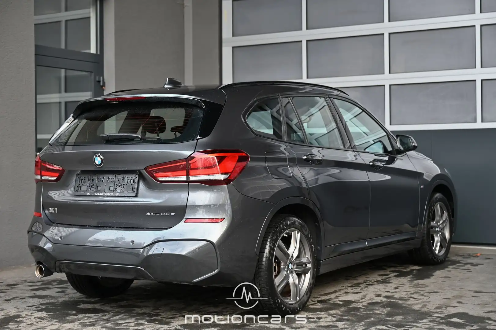 BMW X1 xDrive25e M-Sport Grau - 2