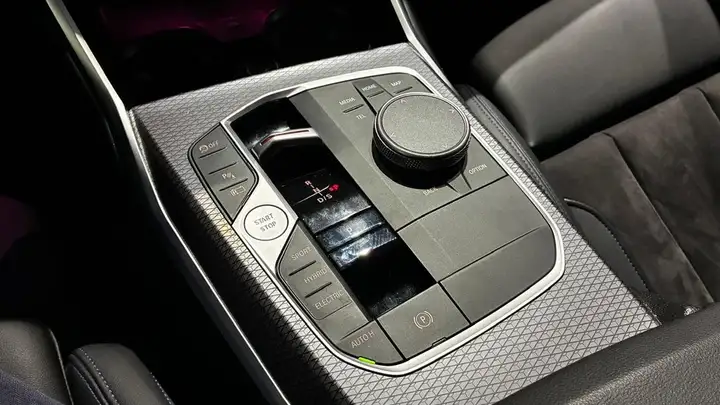 BMW Serie 3 2024, foto 11