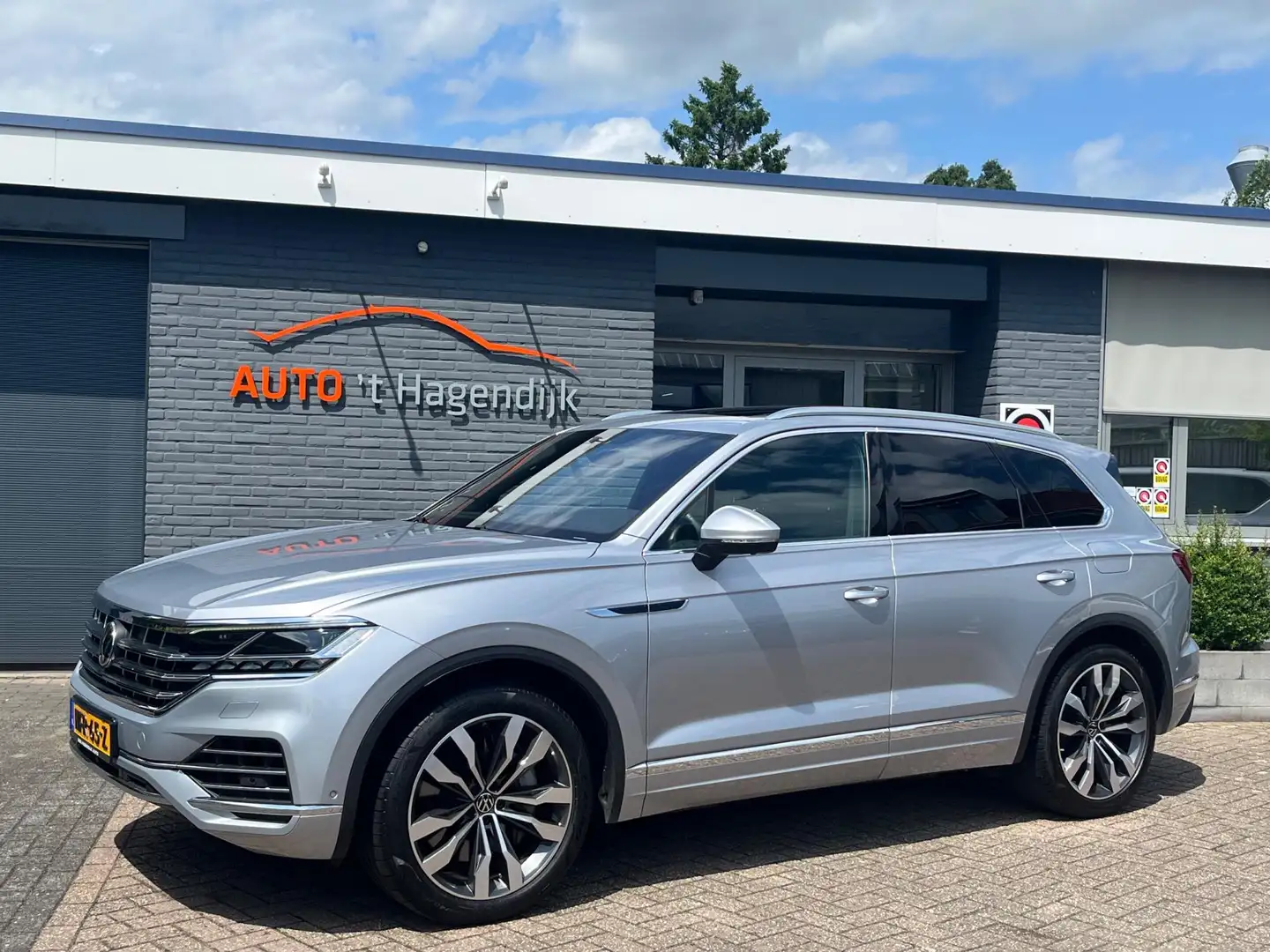 Volkswagen Touareg 3.0 TSi eHybrid 4MOTION pano trekh 1EIG nieuwstaat Grijs - 2