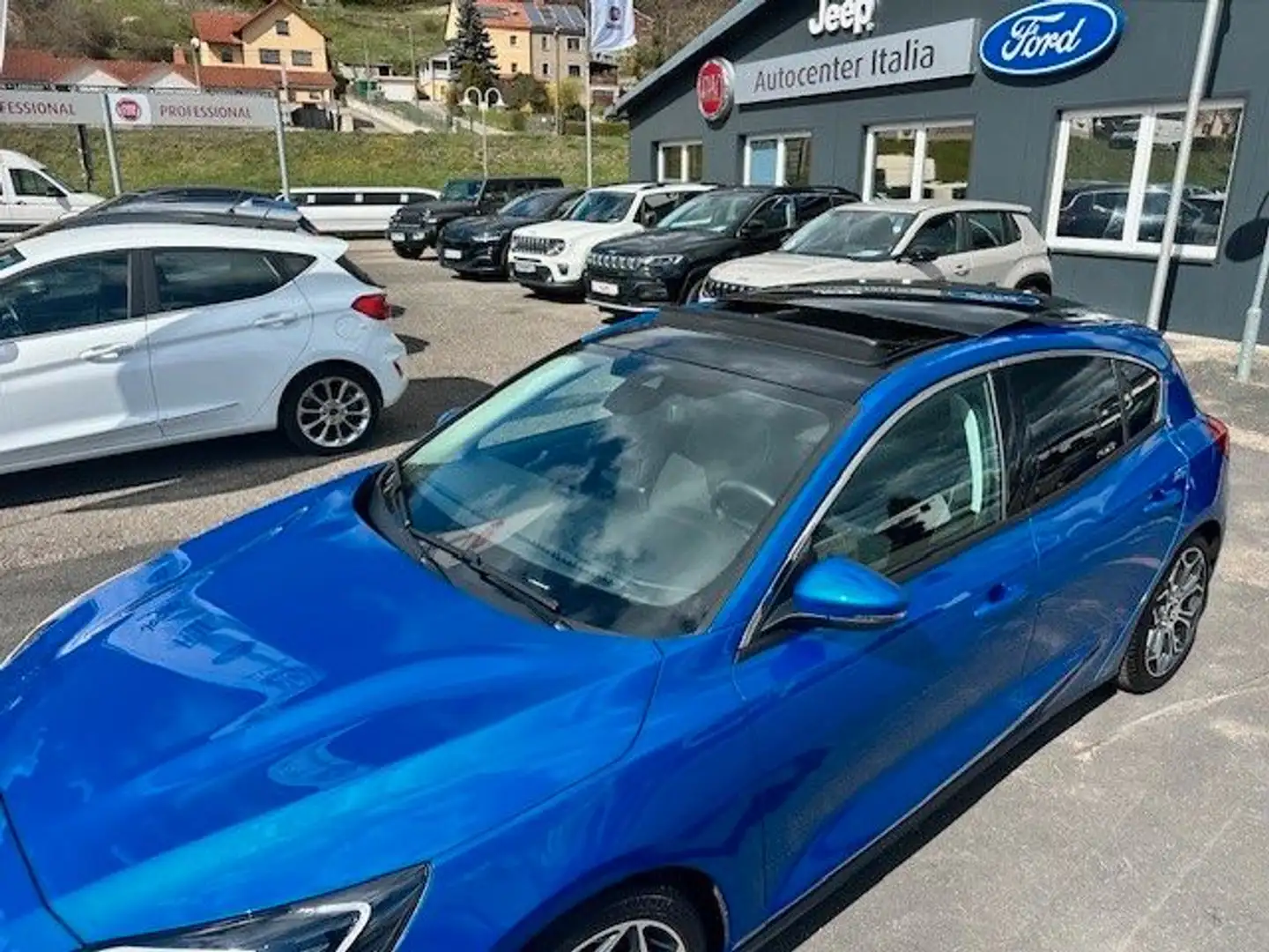 Ford Focus Limousine Titanium Bleu - 2