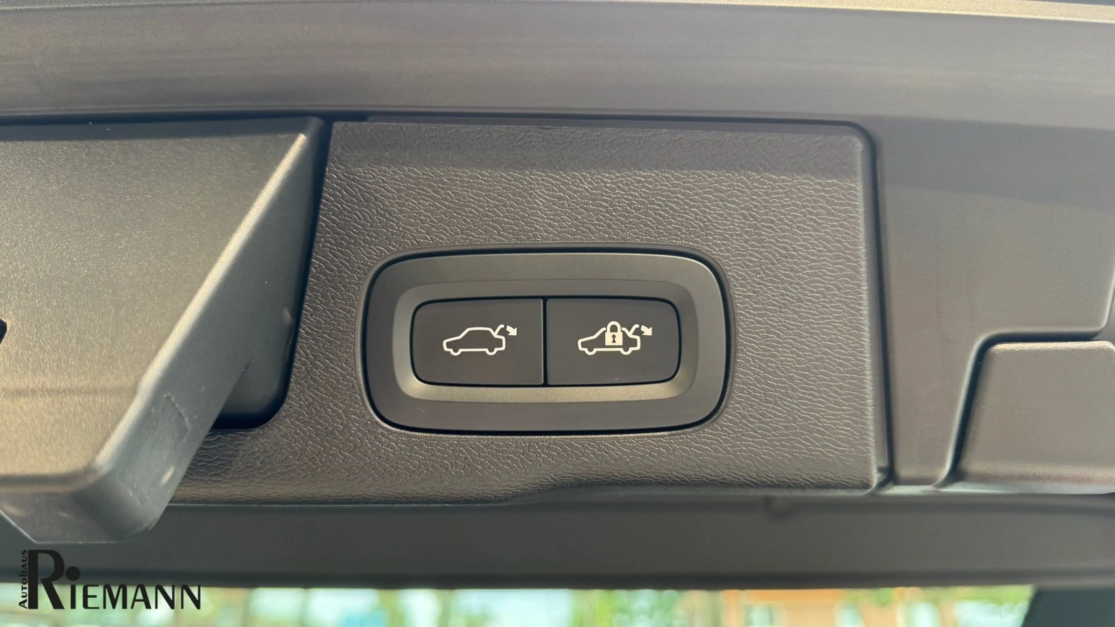 Volvo XC60 B4 Diesel AWD Plus Dark + Fahrerassistenz-Paket — photo 13