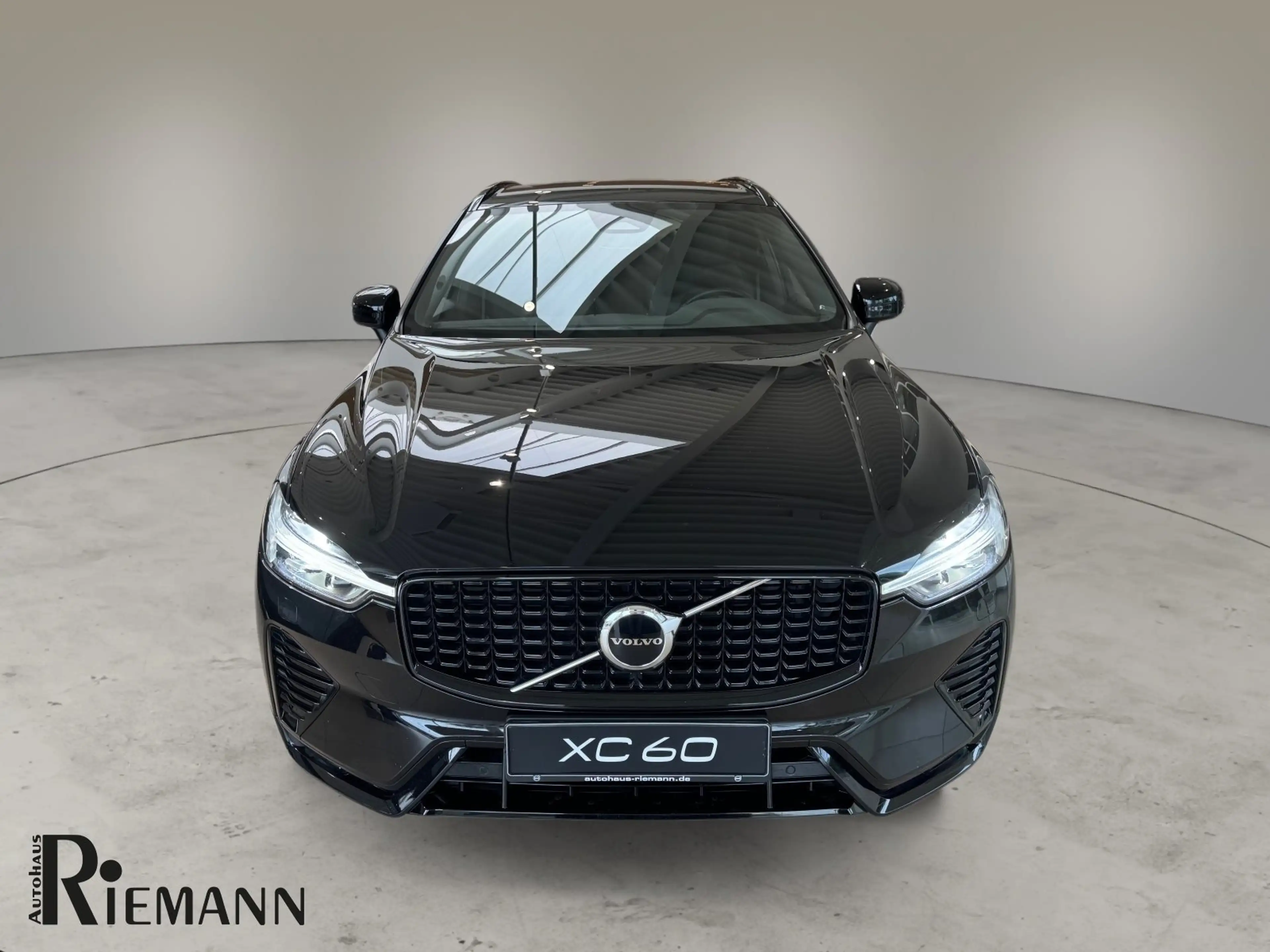 Volvo XC60 B4 Diesel AWD Plus Dark + Fahrerassistenz-Paket — photo 2