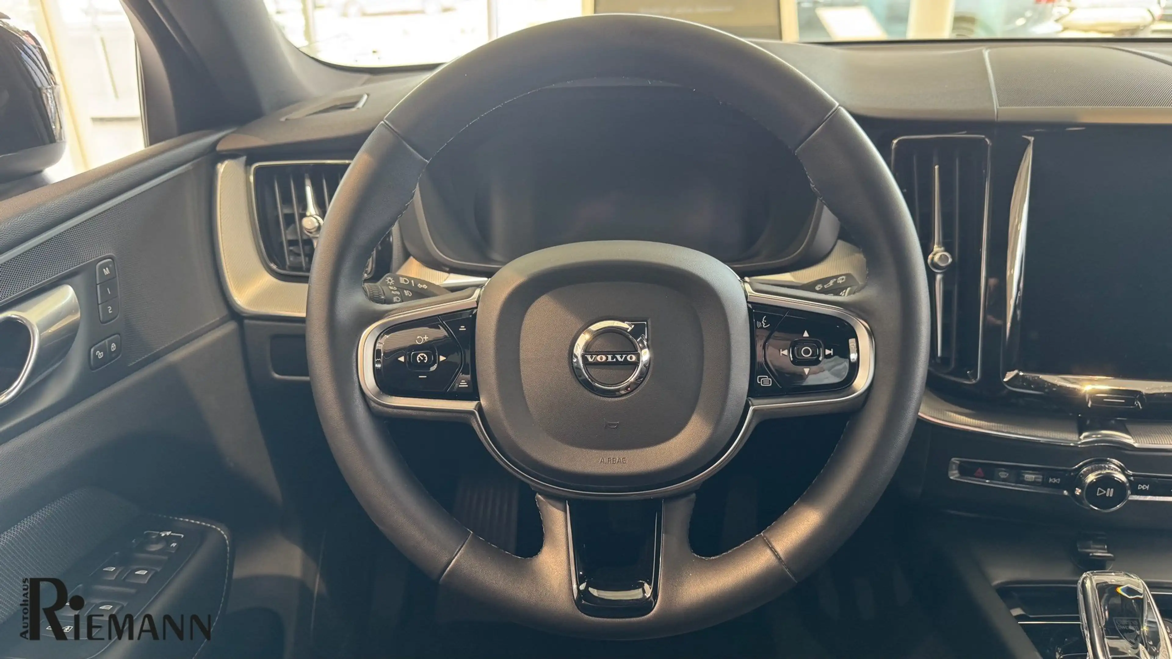 Volvo XC60 B4 Diesel AWD Plus Dark + Fahrerassistenz-Paket — photo 15