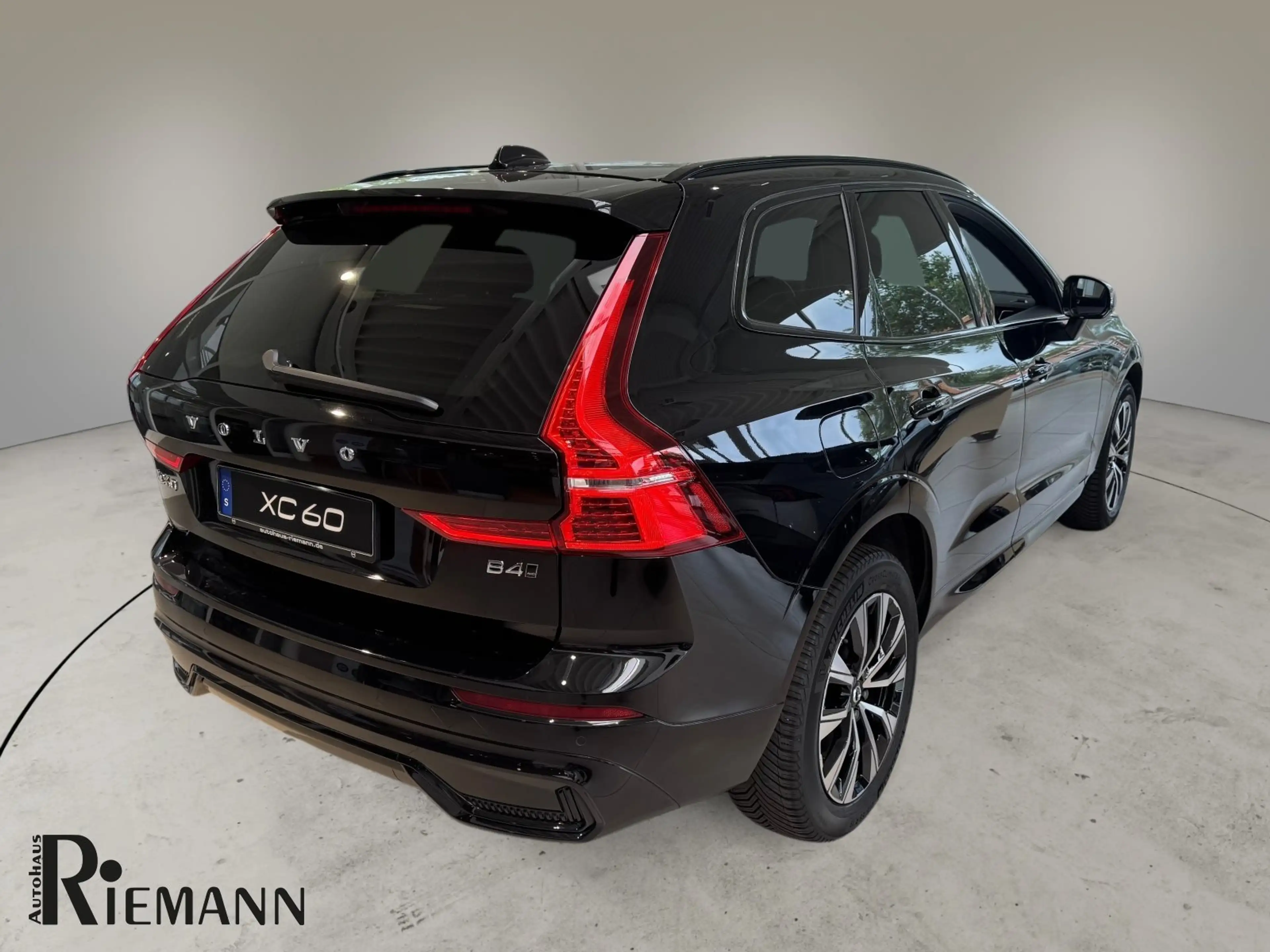 Volvo XC60 B4 Diesel AWD Plus Dark + Fahrerassistenz-Paket — photo 3