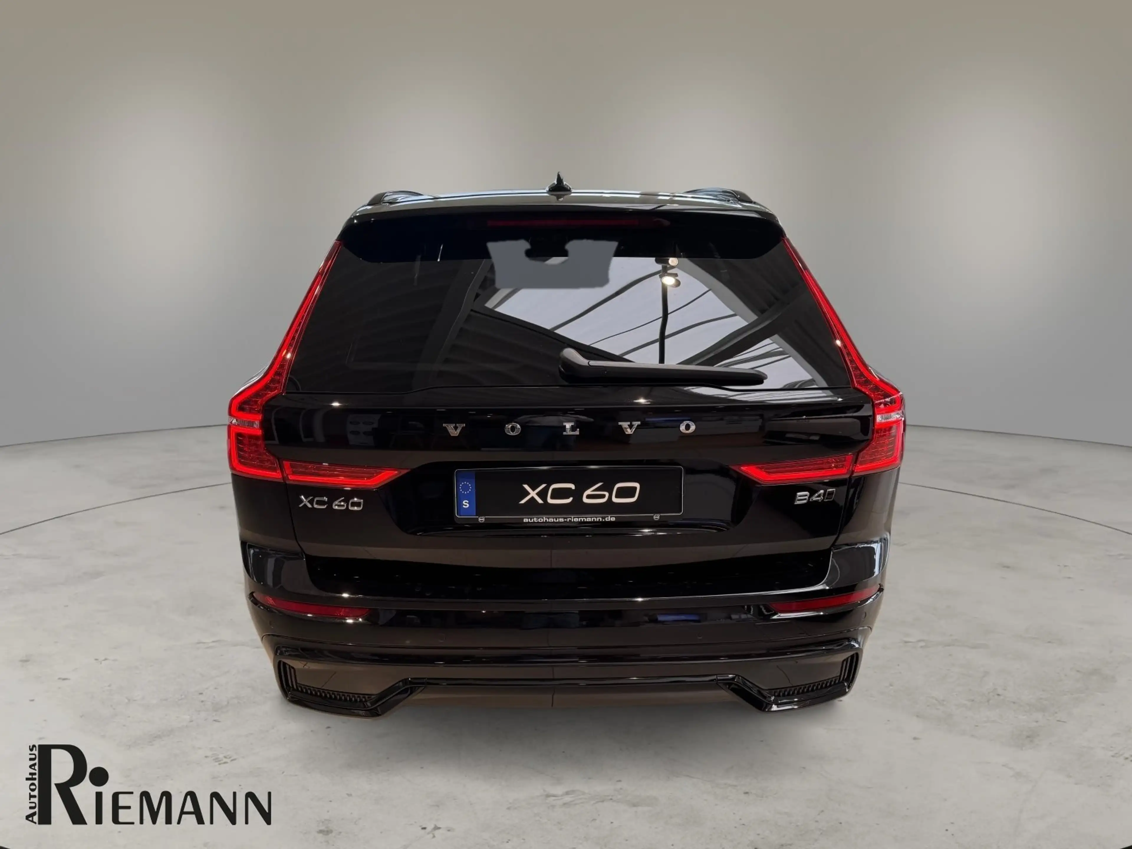 Volvo XC60 B4 Diesel AWD Plus Dark + Fahrerassistenz-Paket — photo 4