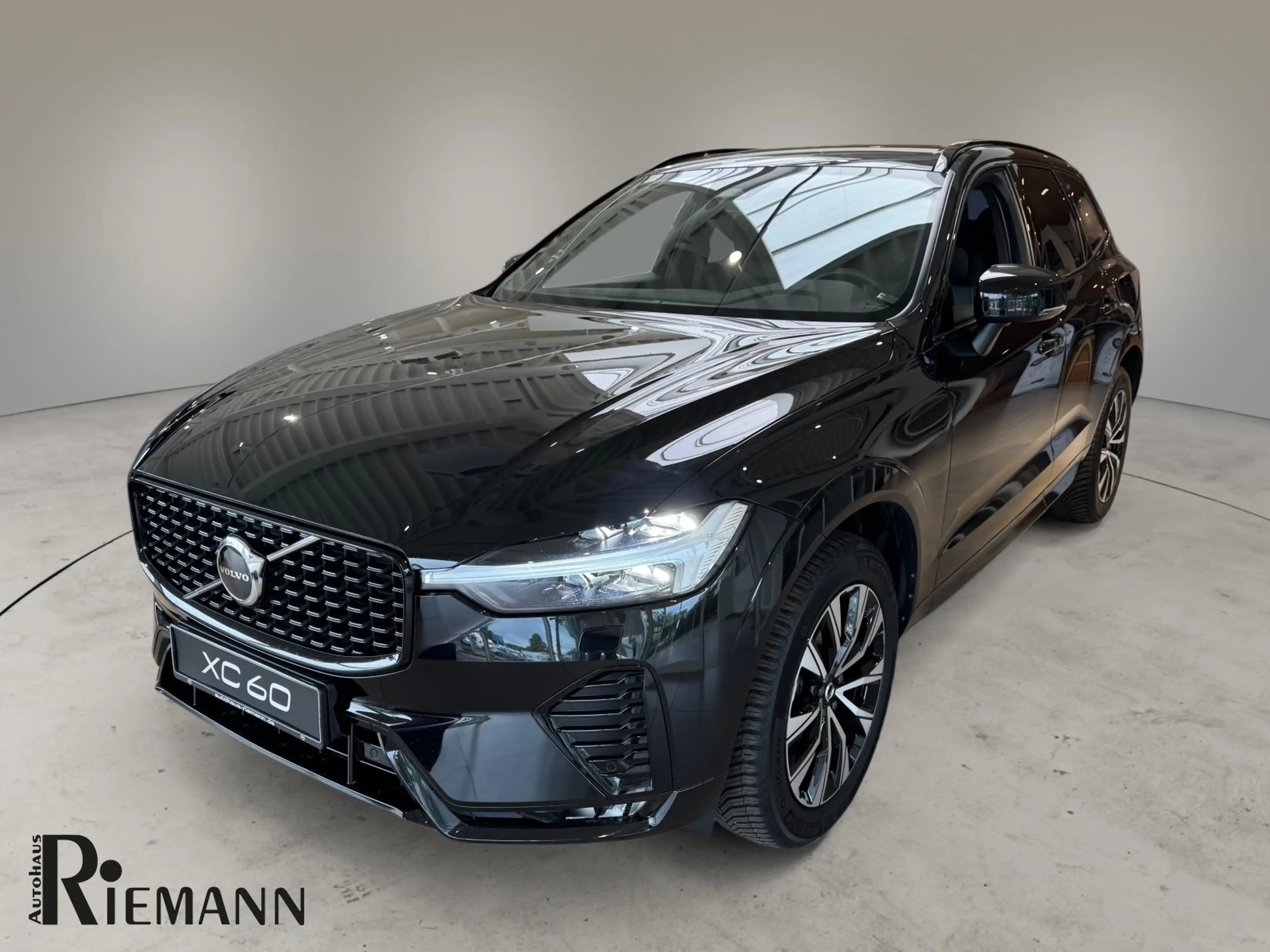 Volvo XC60 B4 Diesel AWD Plus Dark + Fahrerassistenz-Paket