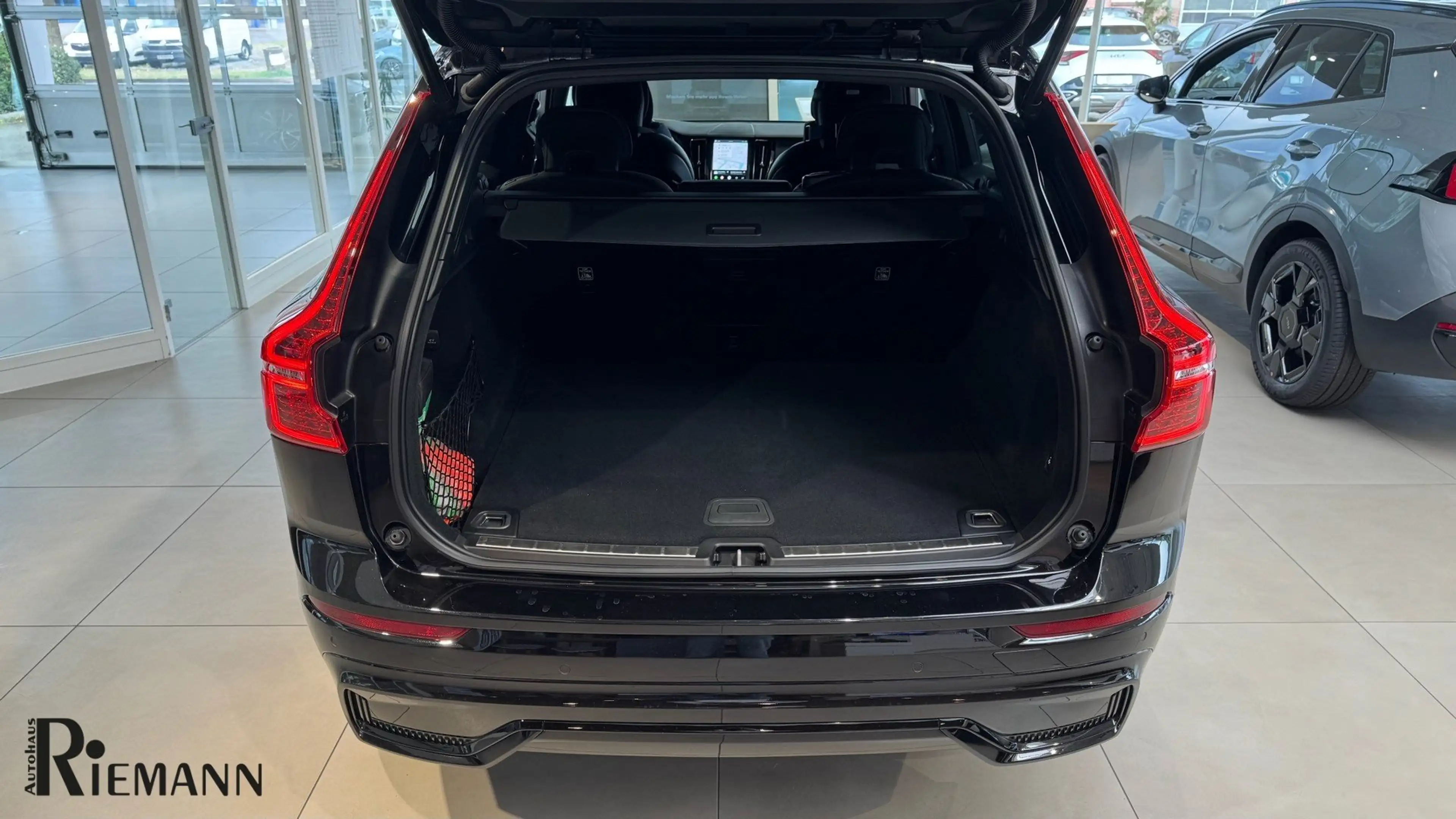 Volvo XC60 B4 Diesel AWD Plus Dark + Fahrerassistenz-Paket — photo 11